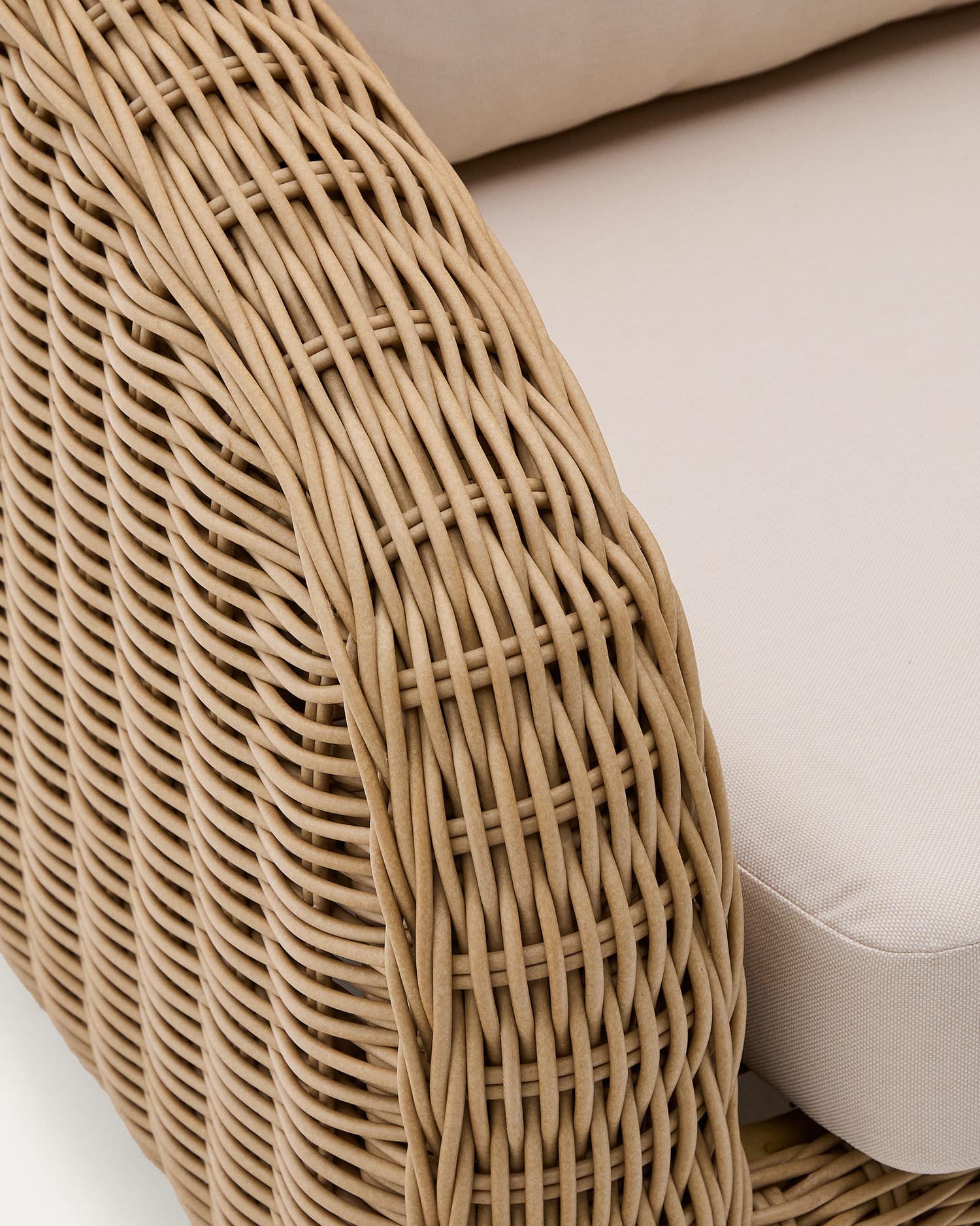 Das 3-Sitzer-Sofa Meria kombiniert stilvolle Kurven mit robustem synthetischem Rattan und FSC-zertifiziertem Akazienholz – perfekt für jeden Wohnraum.