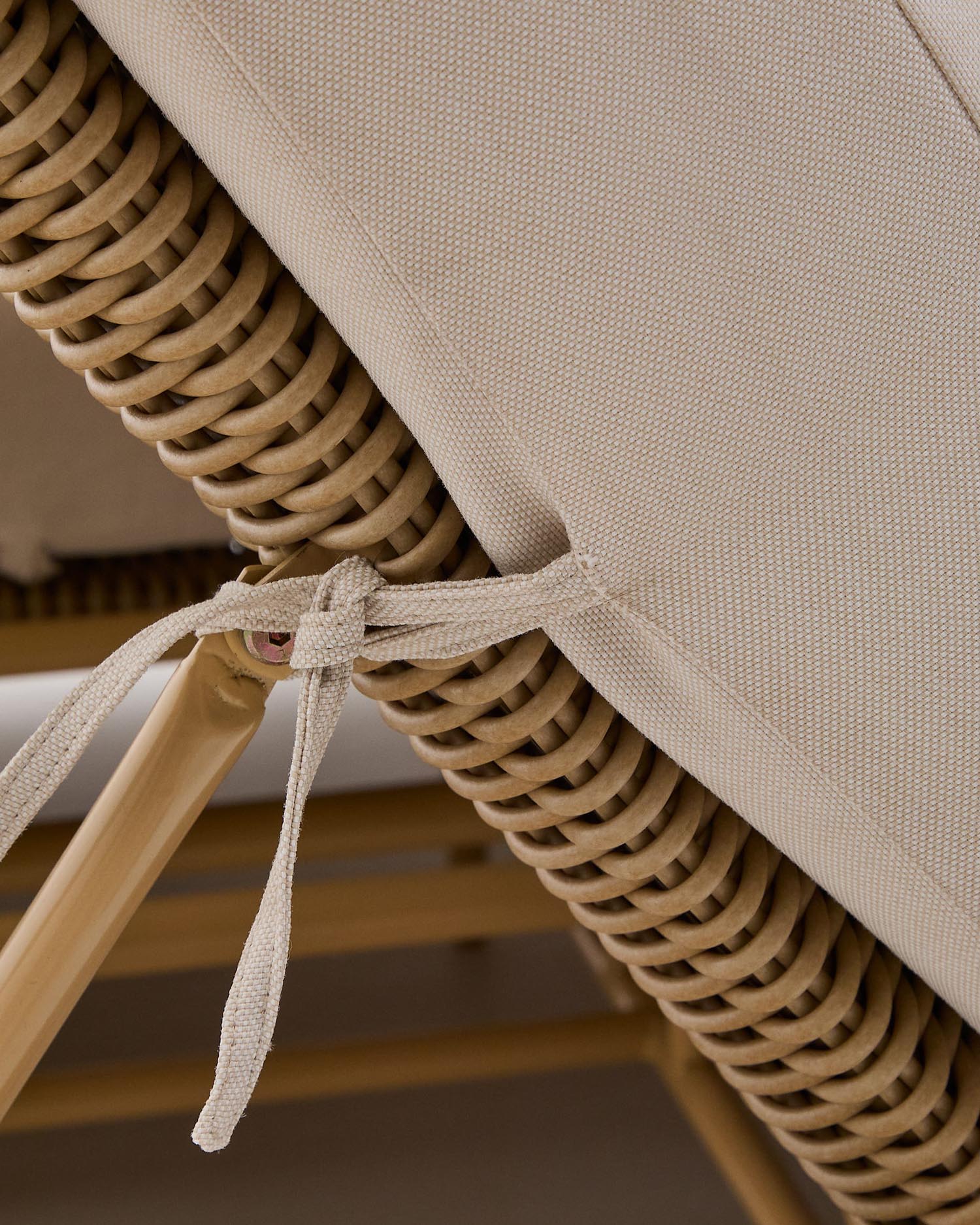 Stilvolle 2er-Sonnenliege Meria aus langlebigem synthetischem Rattan und FSC-zertifiziertem Akazienholz, perfekt für entspannte Stunden im Freien.