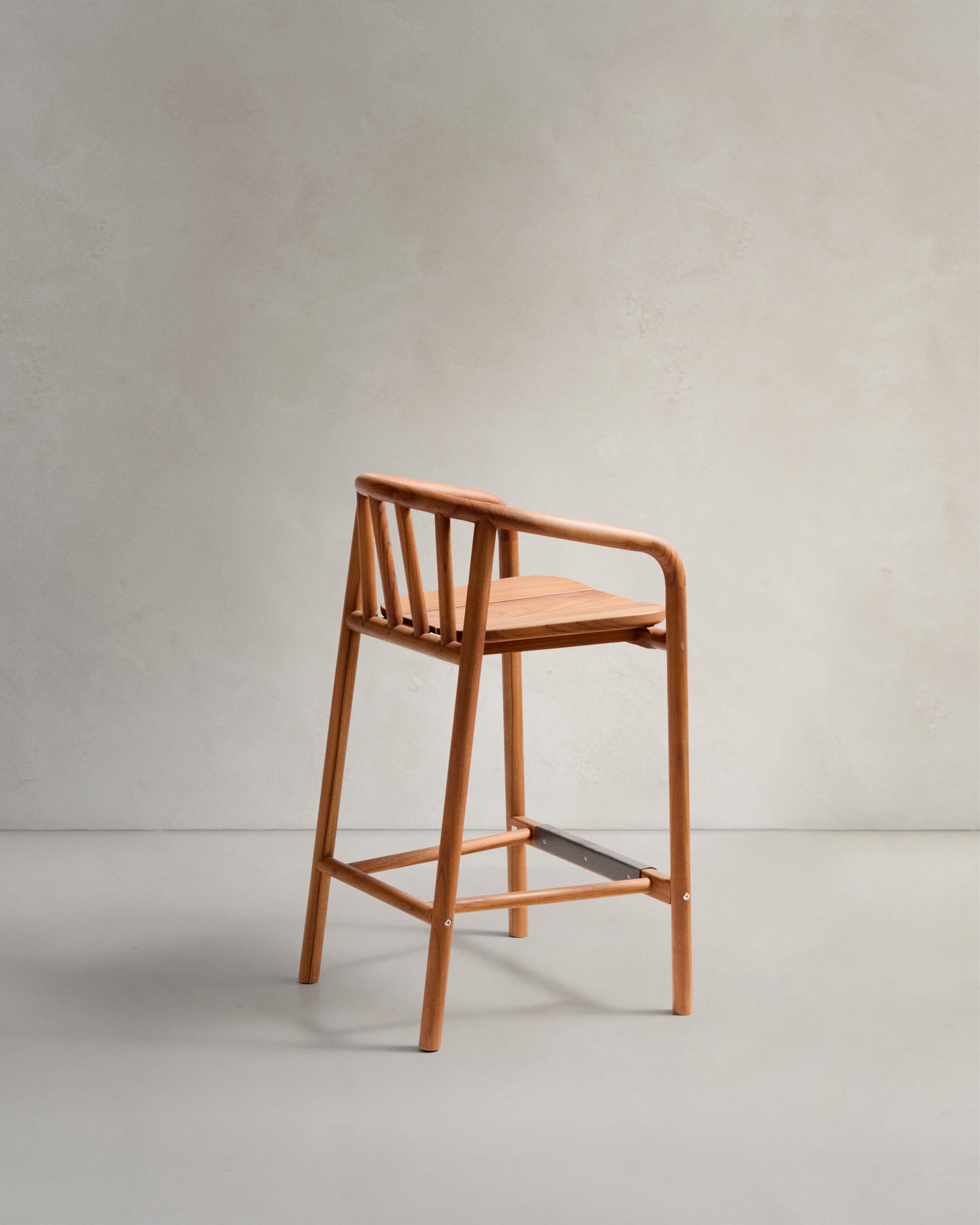 Stilvoller Outdoor-Hocker aus FSC-zertifiziertem Teakholz, 65 cm hoch, perfekt für moderne und nachhaltige Aussenbereiche.