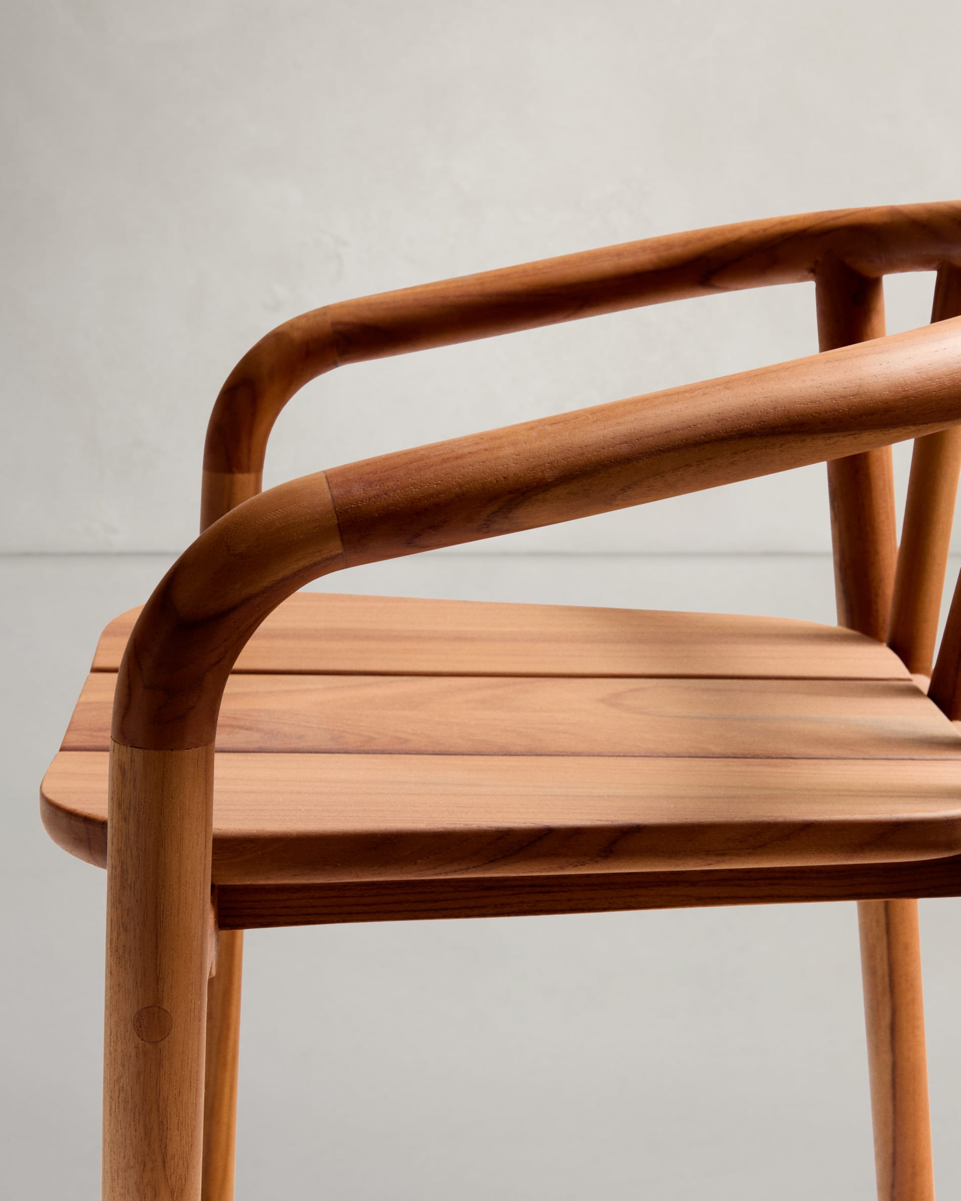 Eleganter Outdoor-Hocker aus massivem Teakholz, 65 cm hoch. Perfekt für gemütliche Stunden im Freien und umweltfreundliches Design.