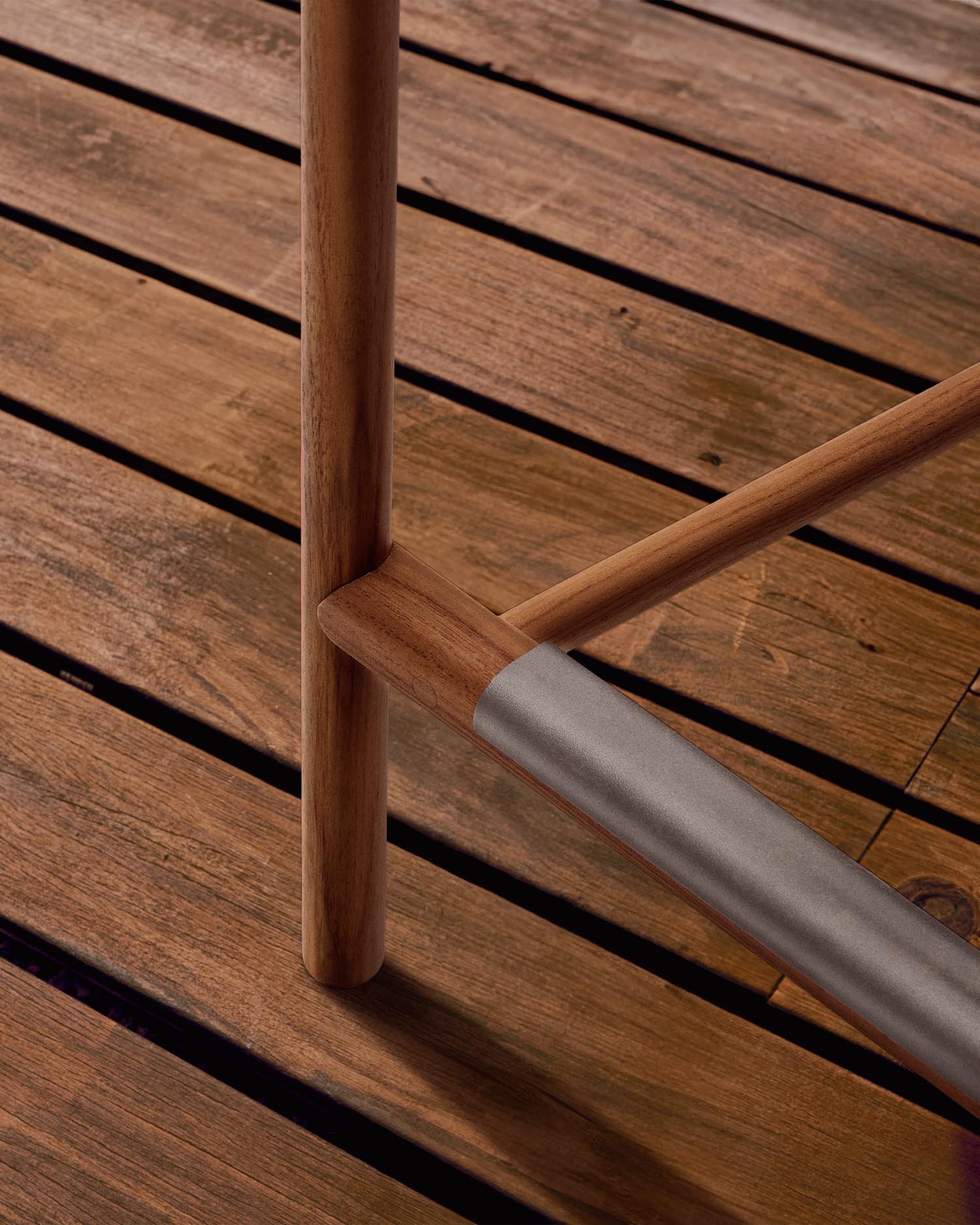 Eleganter Outdoor-Hocker aus massivem FSC-zertifiziertem Teakholz, 65 cm hoch, ideal für stilvolle Aussenbereiche.