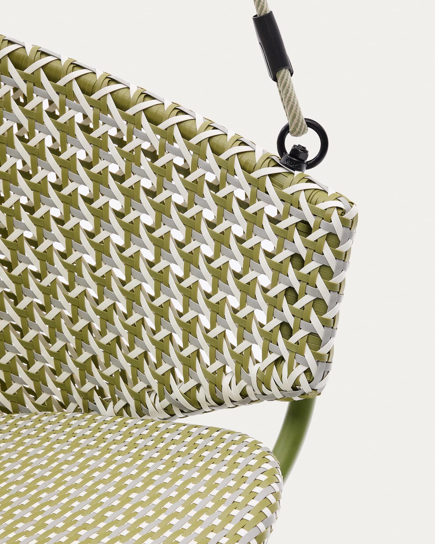 Genieße entspannte Stunden im Hängesessel Saliga in Grün. Langlebiges Aluminium und Kunstrattan vereinen Komfort und Stil für deinen Außenbereich.