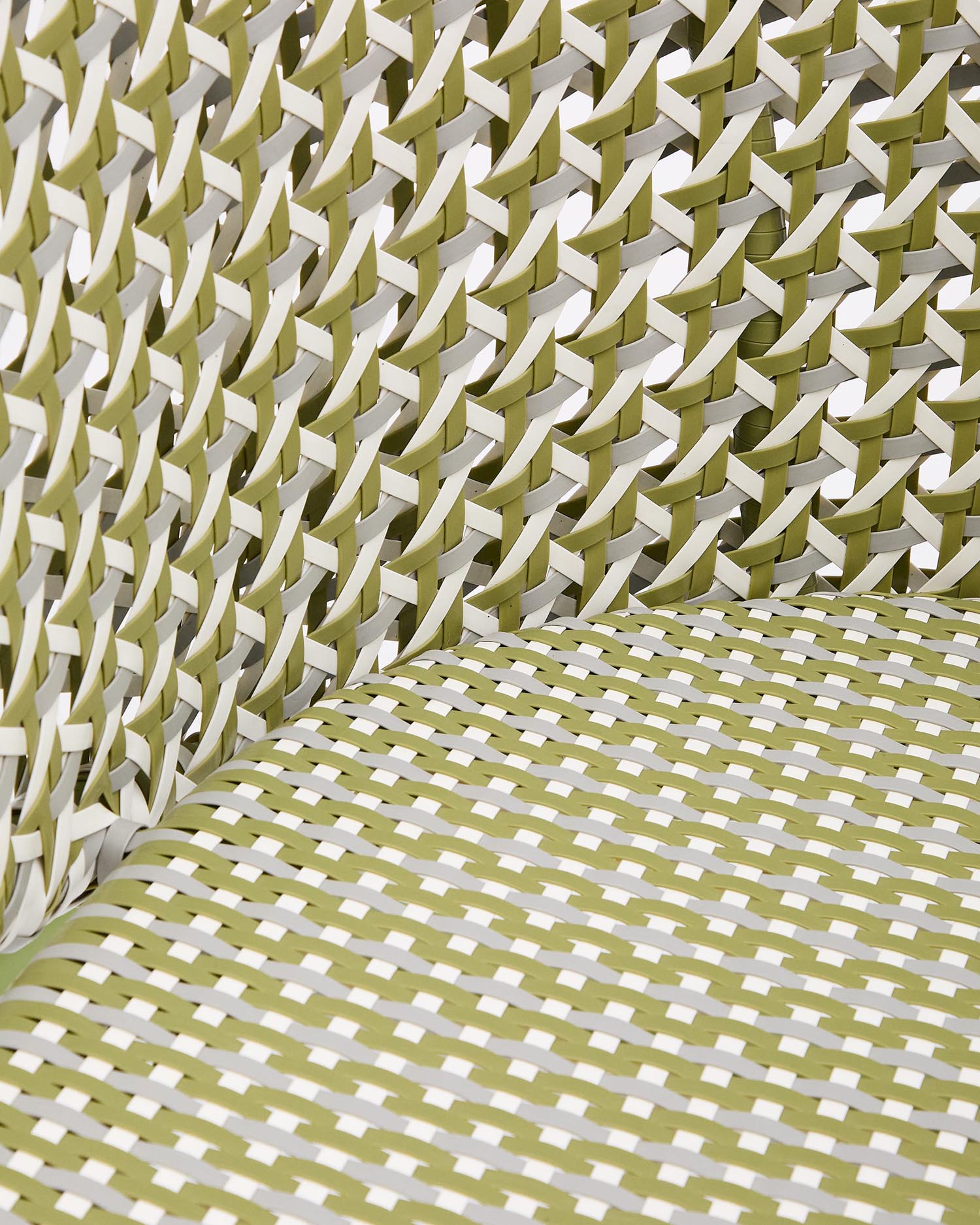 Erlebe den Hängesessel Saliga in Grün – robust, UV-beständig und perfekt für entspannte Momente im Garten oder auf der Terrasse.