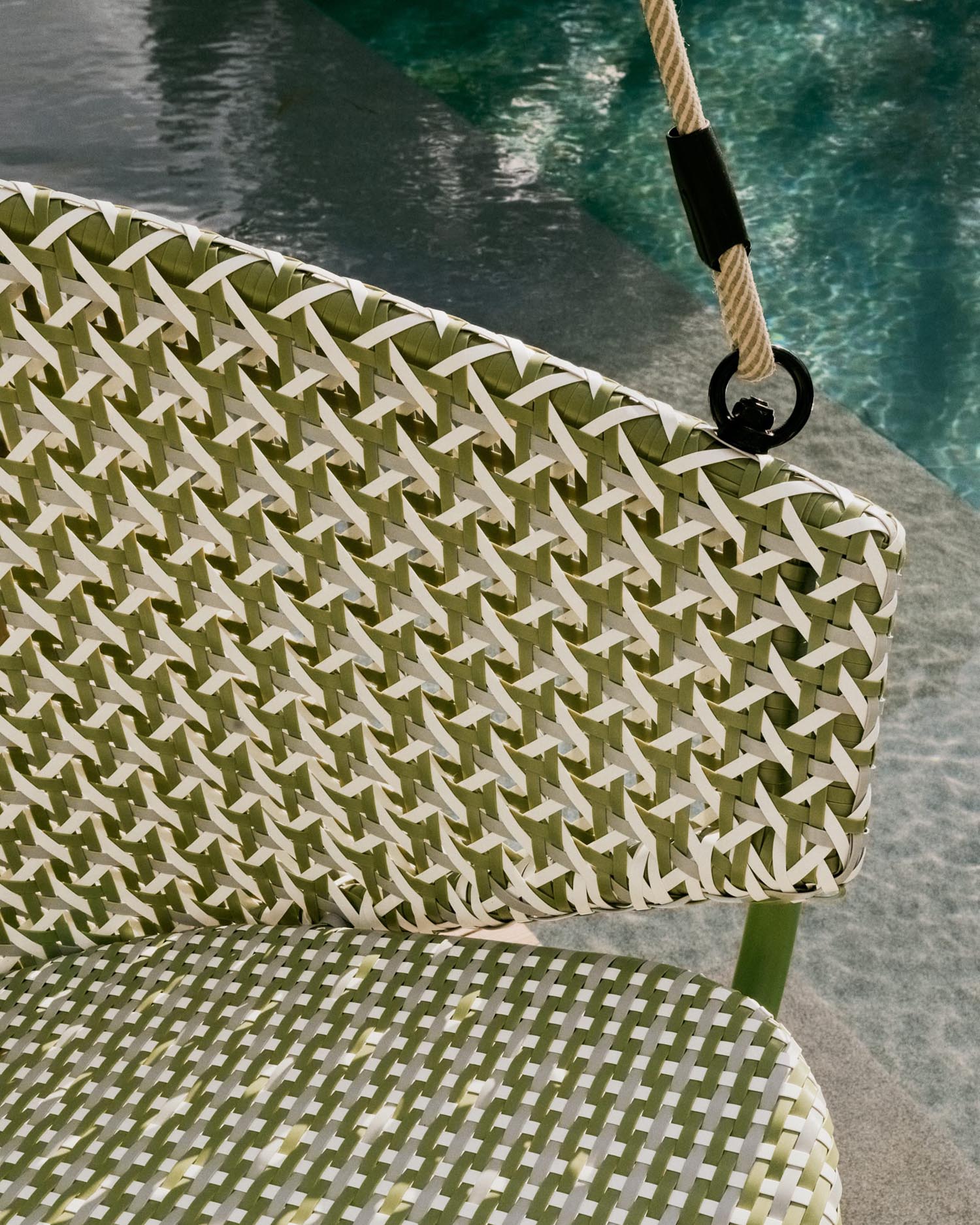 Eleganter Hängesessel aus grünem Kunstrattan und Aluminium, perfekt für entspannte Momente im Garten oder auf der Terrasse.