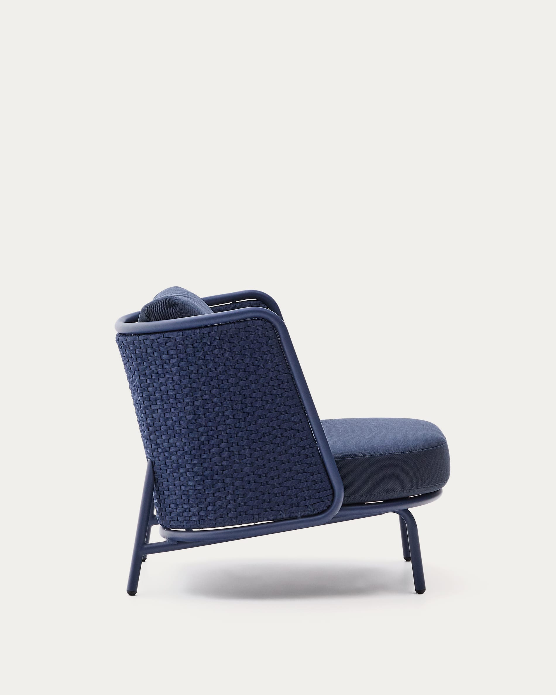 Eleganter Outdoor-Sessel aus Aluminium mit blauem Seil, perfekt für Garten oder Terrasse, von Kave Home.