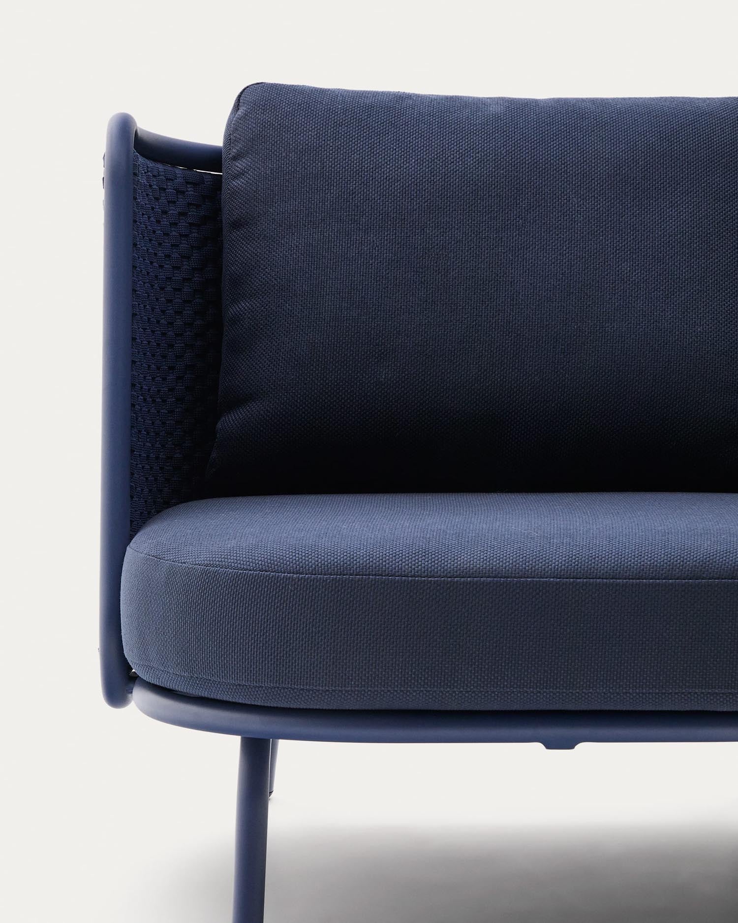 Stylischer Outdoor-Sessel Sedalis von Kave Home, gefertigt aus leichtem Aluminium und UV-beständigem blauen Seil – ideal für Balkon und Terrasse.