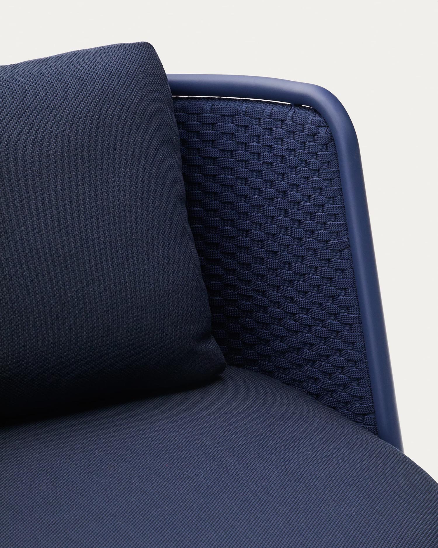 Stylischer Outdoor-Sessel Sedalis von Kave Home, gefertigt aus leichtem Aluminium und wetterfestem, handgeflochtenem blauen Seil – ideal für Balkon und Garten.