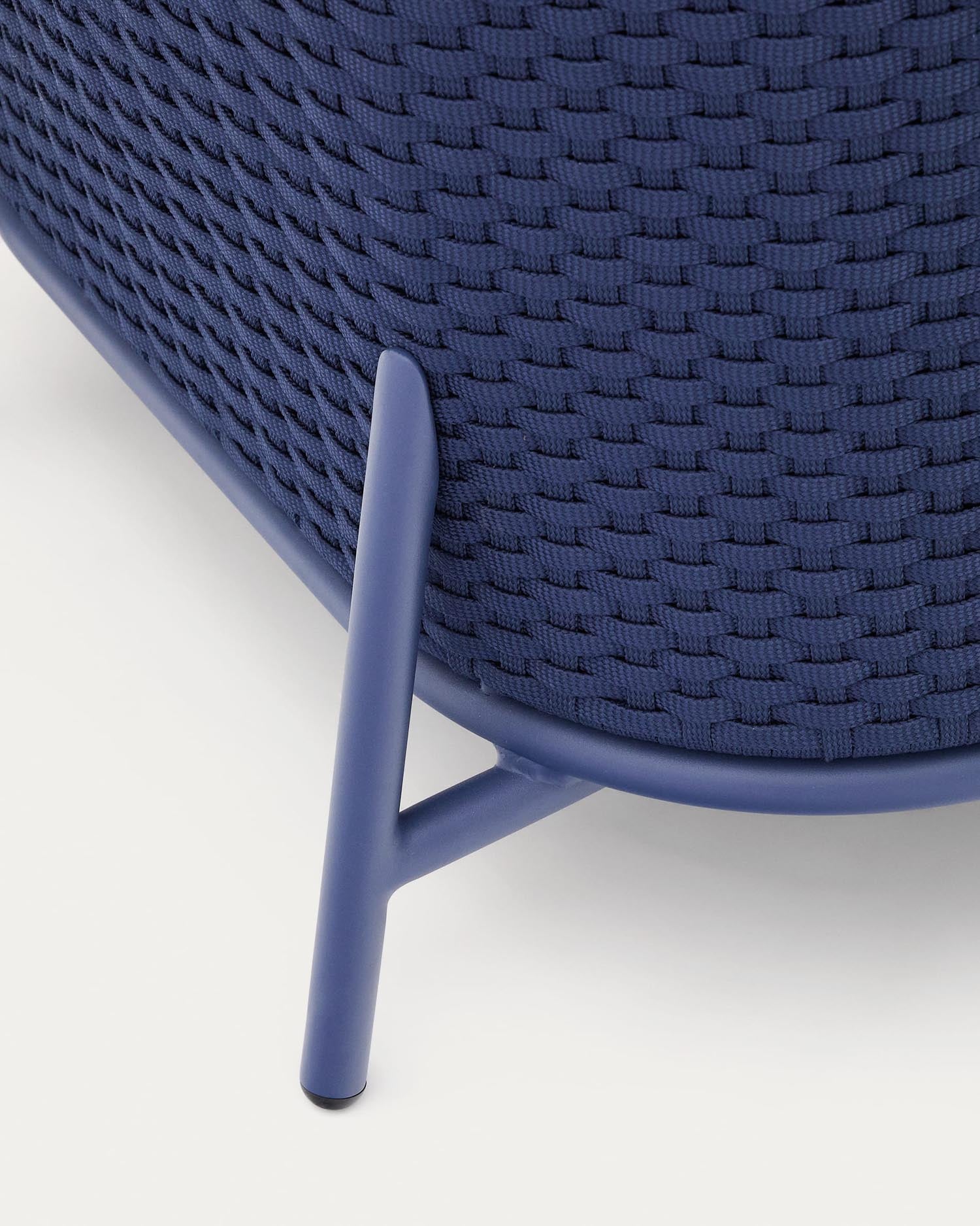 Eleganter Outdoor-Sessel Sedalis von Kave Home, aus robustem Aluminium und UV-beständigem blauen Seil – perfekt für entspannte Stunden im Freien.