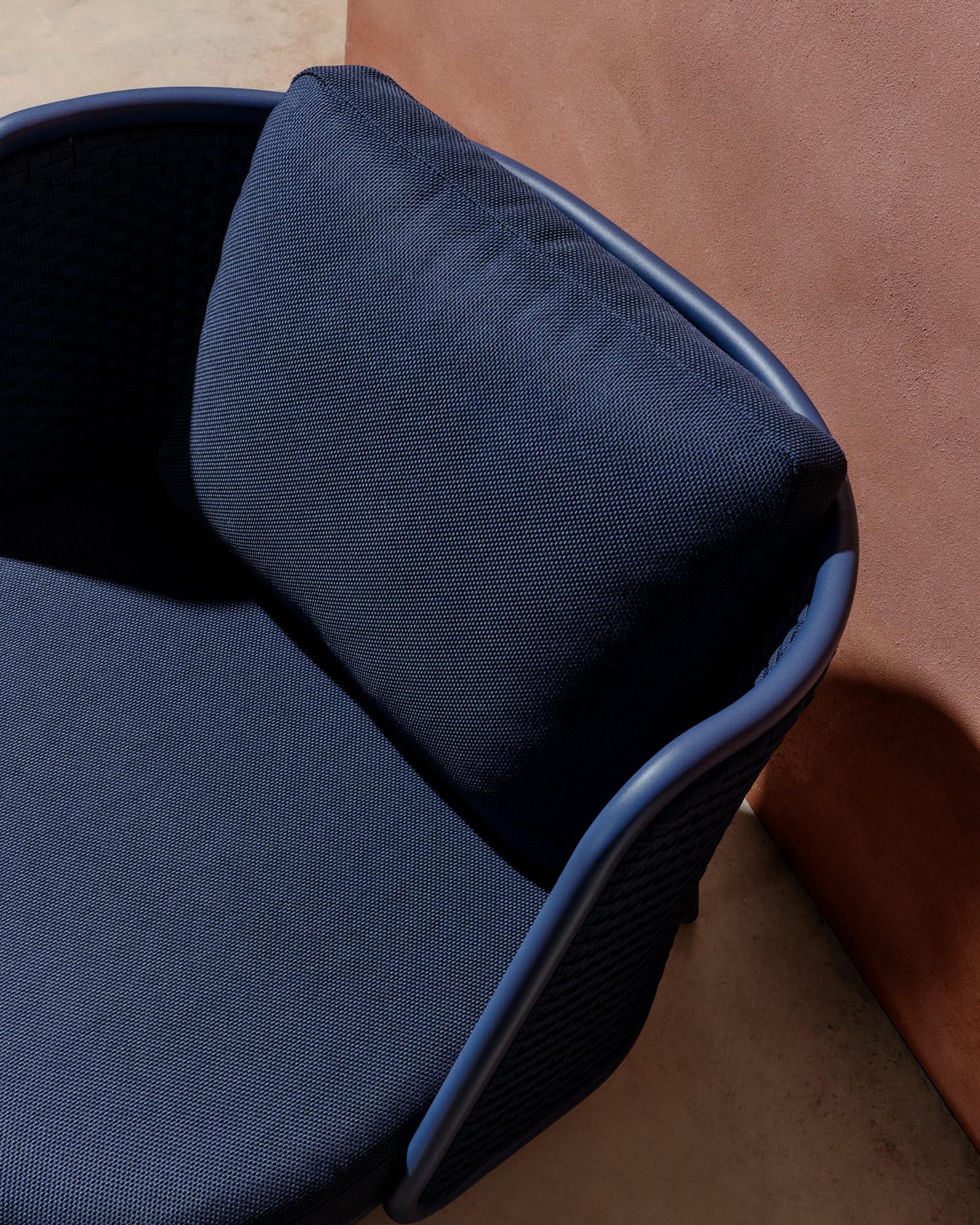 Stylischer Outdoor-Sessel Sedalis von Kave Home, leichtes Aluminium, handgefertigte blaue Seilbespannung, wetterfest und komfortabel für jeden Außenbereich.