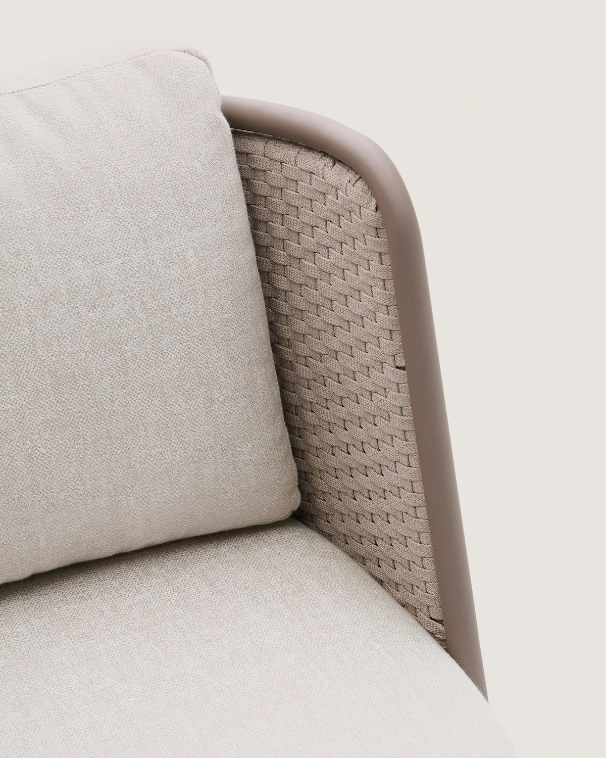 Outdoor-Sessel Sedalis aus Aluminium und taupefarbenem Seil in Taupe, Ecru präsentiert im Onlineshop von KAQTU Design AG. Outdoor-Sessel mit Armlehnen ist von Kave Home