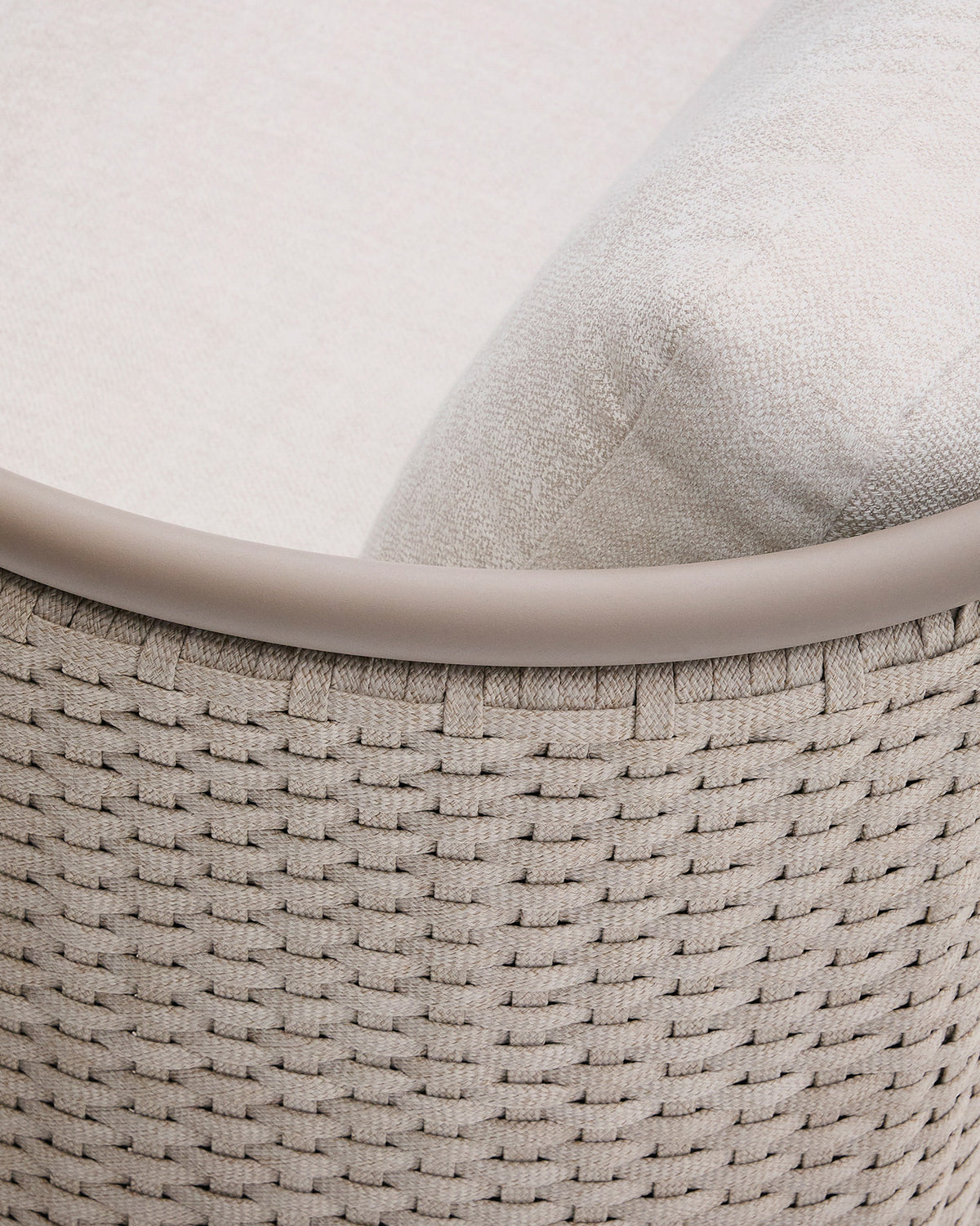 Outdoor-Sessel Sedalis aus Aluminium und taupefarbenem Seil in Taupe, Ecru präsentiert im Onlineshop von KAQTU Design AG. Outdoor-Sessel mit Armlehnen ist von Kave Home
