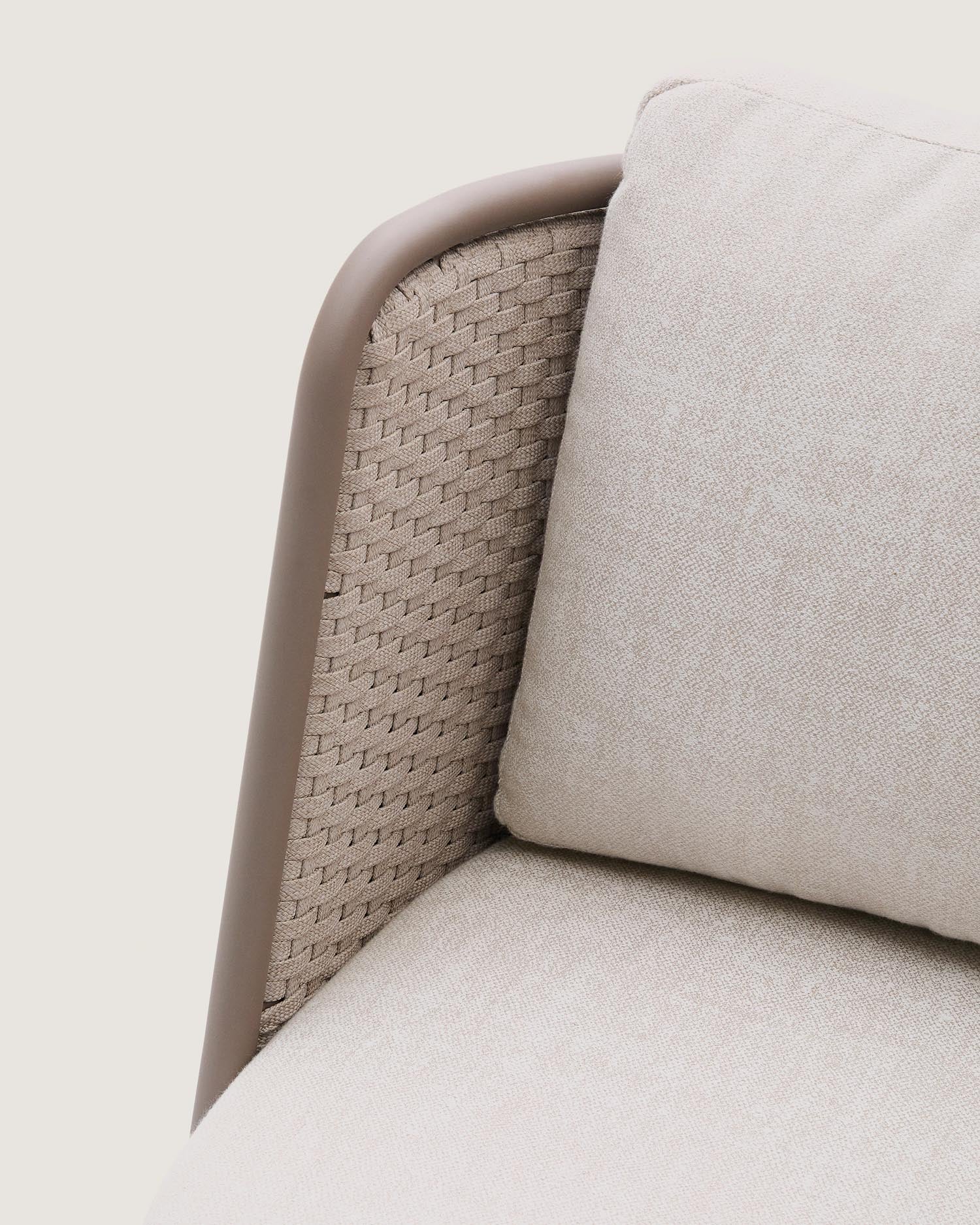 Genießen Sie mit dem Sedalis 3-Sitzer-Sofa von Kave Home eleganten Komfort im Freien. Langlebig, umweltfreundlich und stilvoll – ideal für Ihre Terrasse!