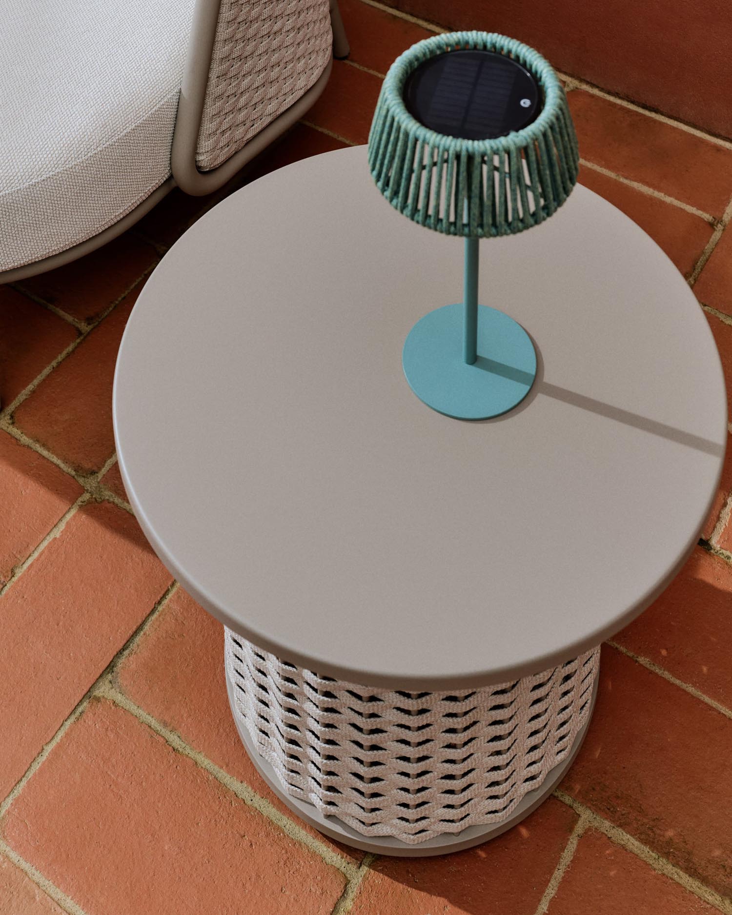 Eleganter Beistelltisch für draussen, aus Aluminium und taupefarbenem Seil, Ø50 cm, perfekt für moderne Aussenbereiche.