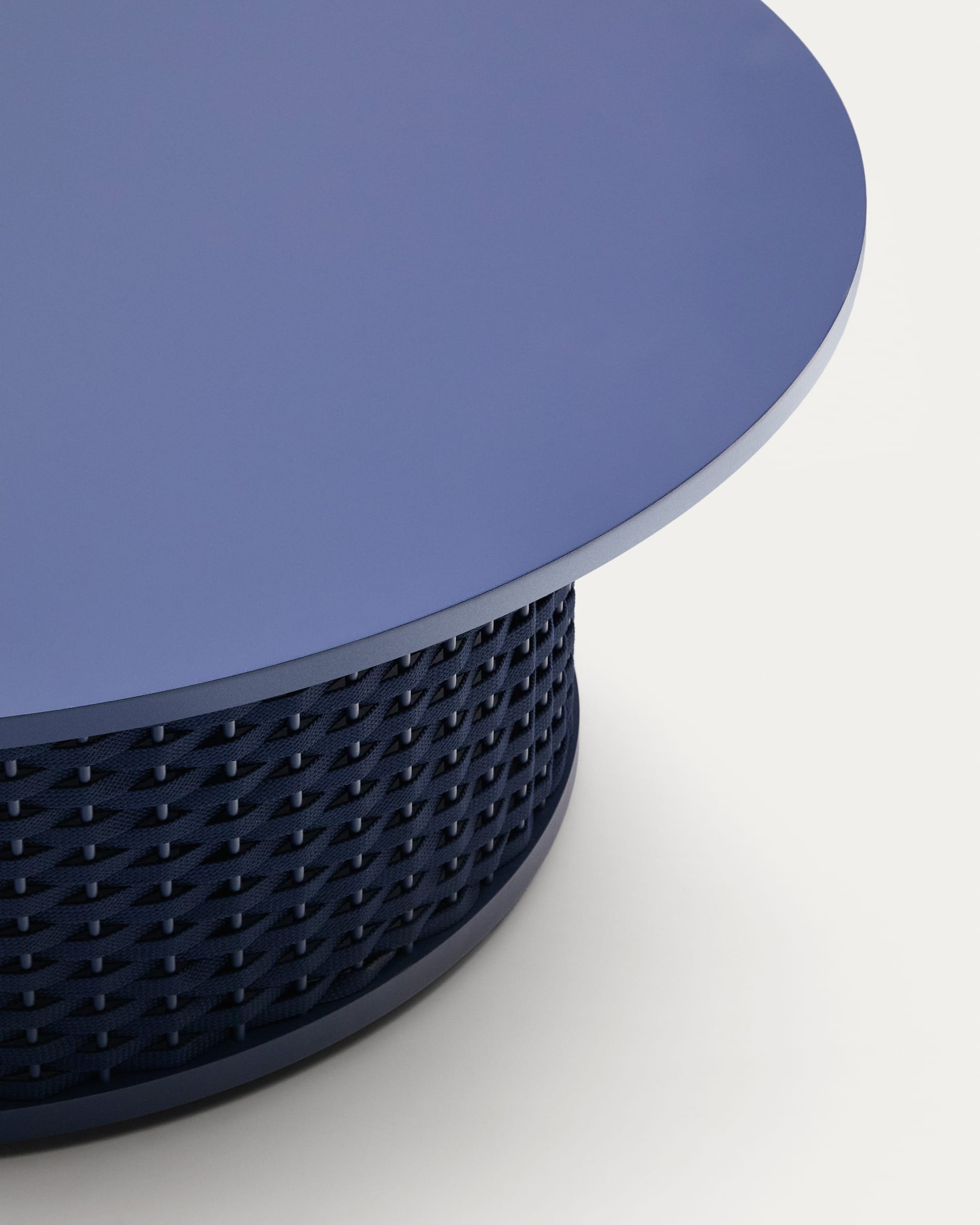 Moderner Outdoor-Couchtisch Sedalis, Ø99 cm, aus langlebigem Aluminium und stilvollem blauen Seil. Ideal für entspannte Stunden im Freien.