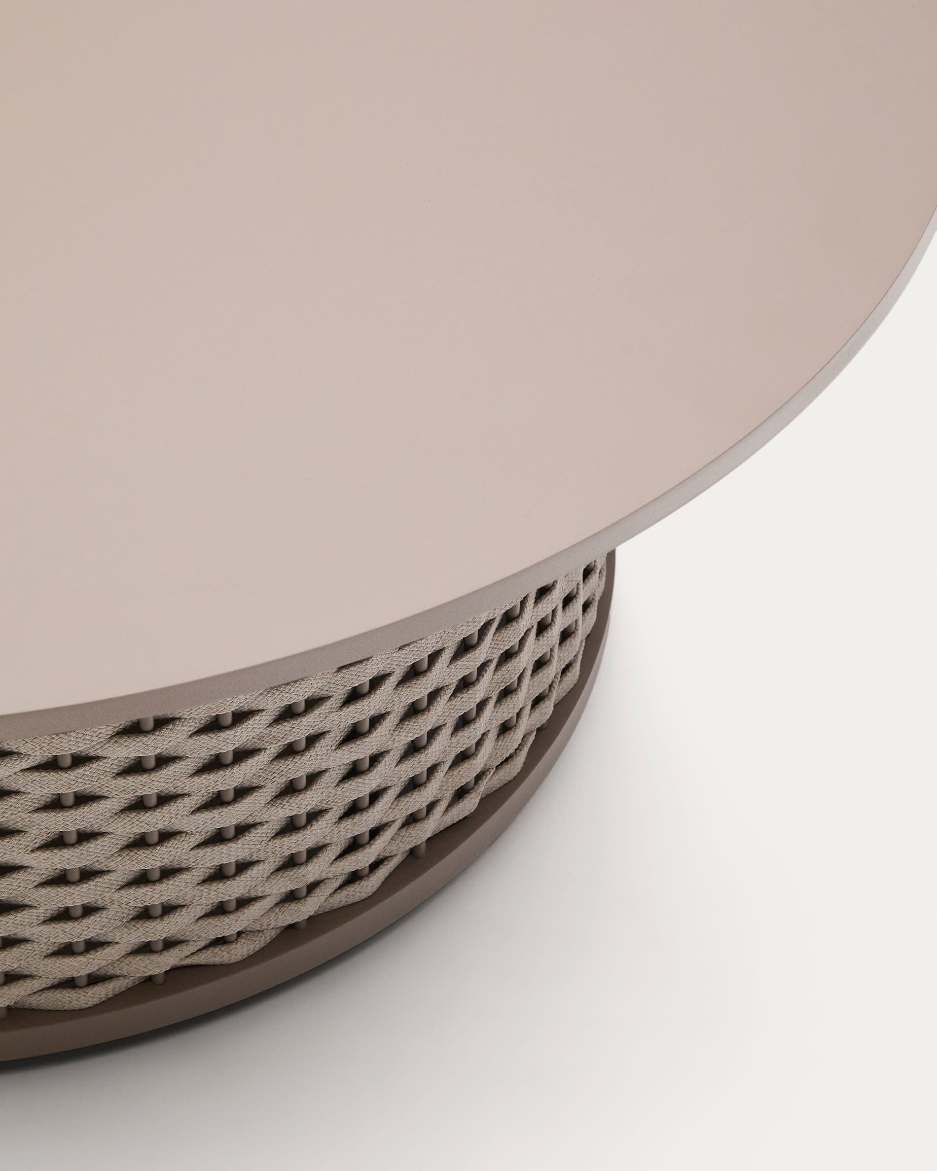 Stilvoller Outdoor-Couchtisch Sedalis mit Ø99 cm aus Aluminium und taupefarbenem Seil – ideal für jede Terrasse und Gartenlounge.