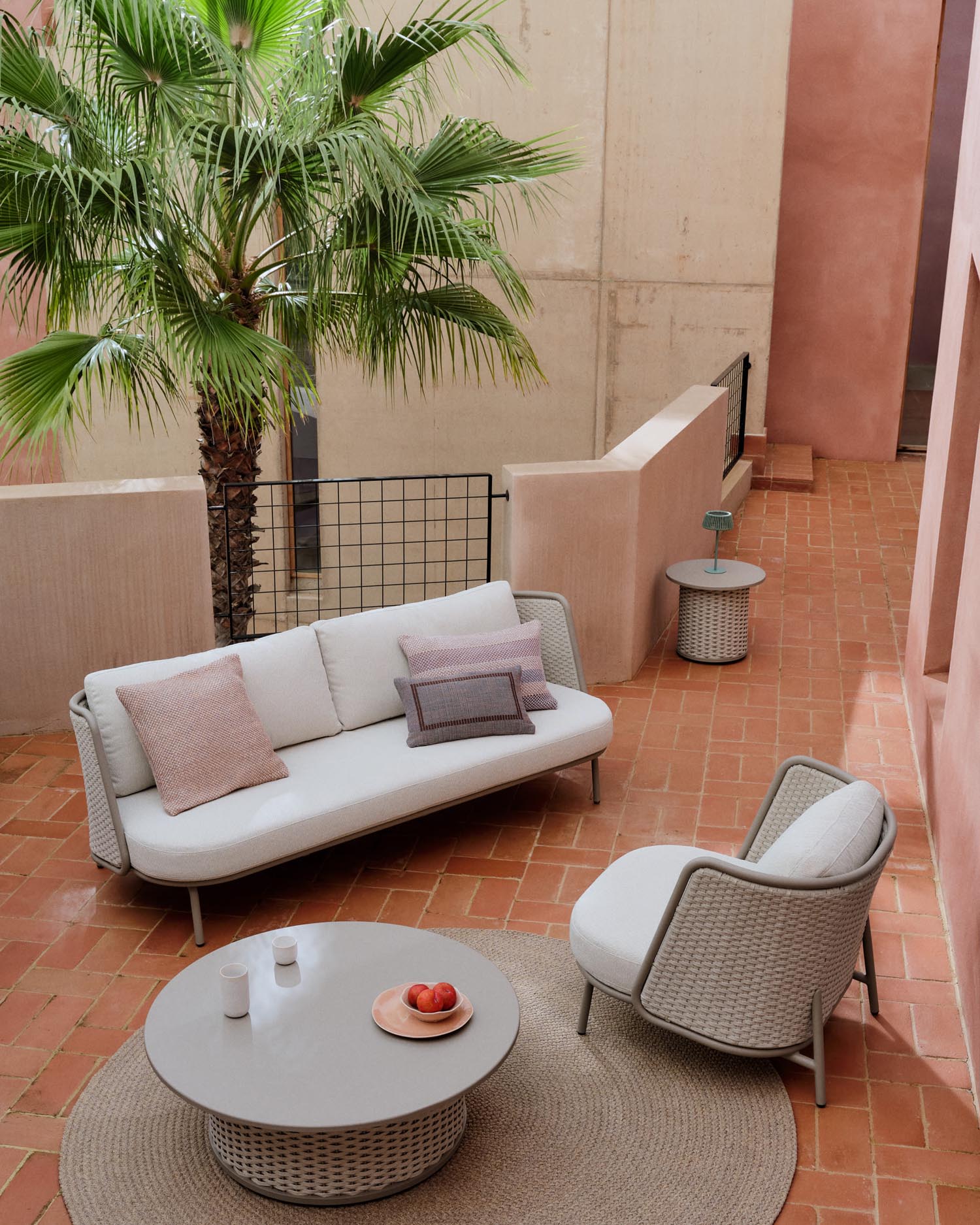 Moderner Outdoor-Couchtisch aus Aluminium mit taupefarbenem Seil, Ø99 cm, ideal für stilvolle Aussenbereiche.