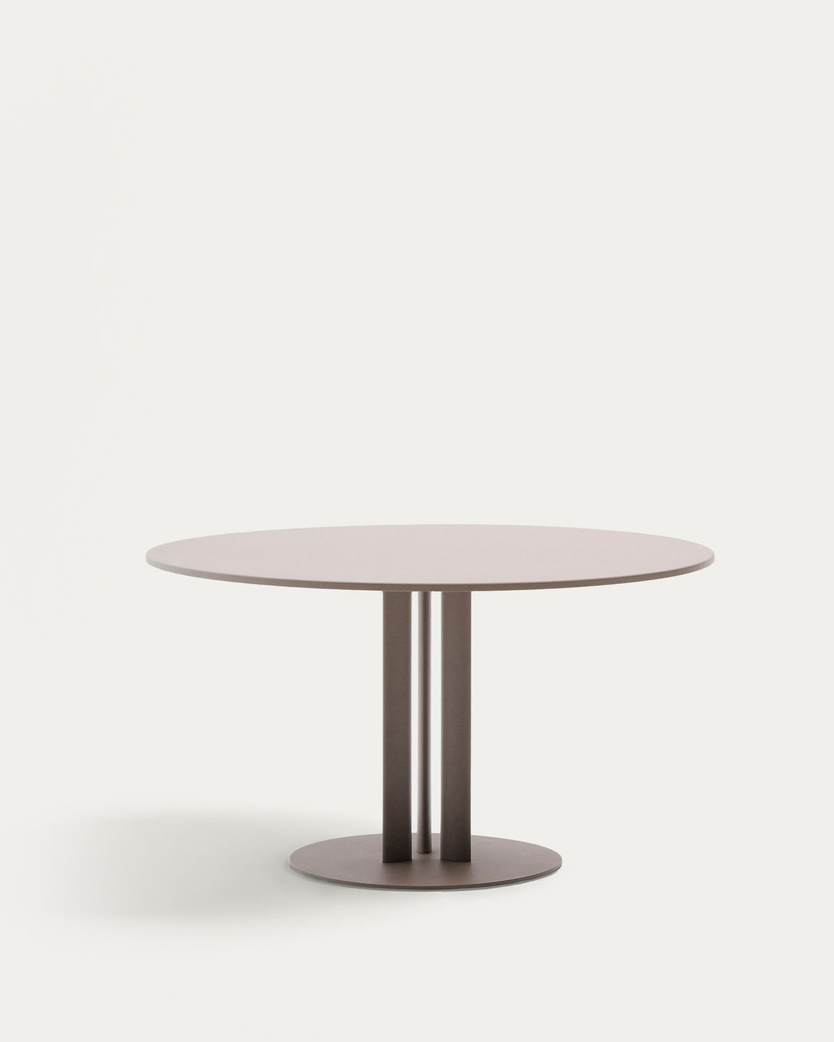 Runder Outdoor-Tisch Sedalis aus Stahl mit taupefarbener Tischplatte aus Aluminium Ø120 cm in Taupe präsentiert im Onlineshop von KAQTU Design AG. Gartentisch ist von Kave Home