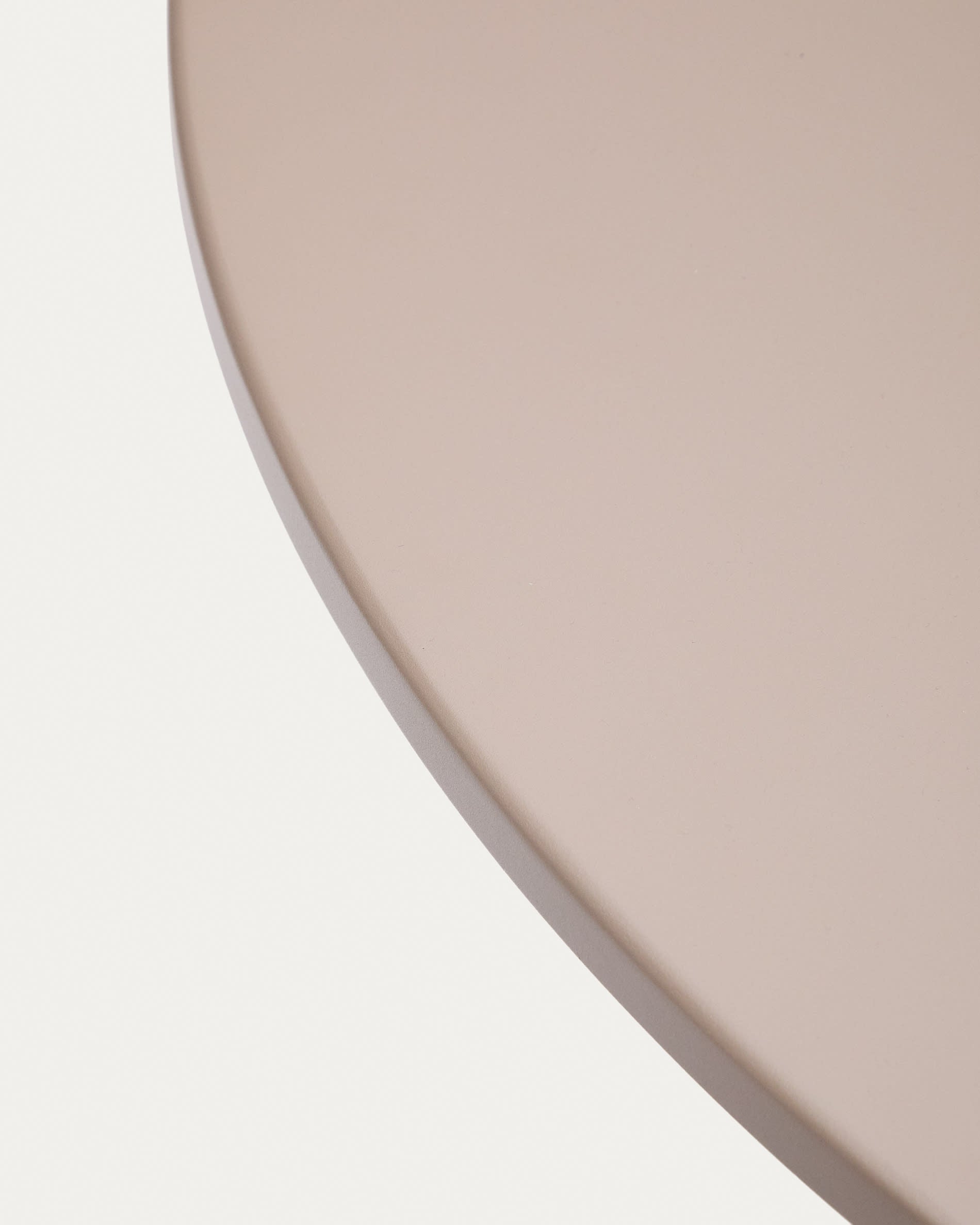 Genießen Sie stilvolle Momente im Freien mit dem runden Outdoor-Tisch Sedalis. Robuste Stahlkonstruktion und elegante taupefarbene Aluminiumplatte für bis zu sechs Personen.