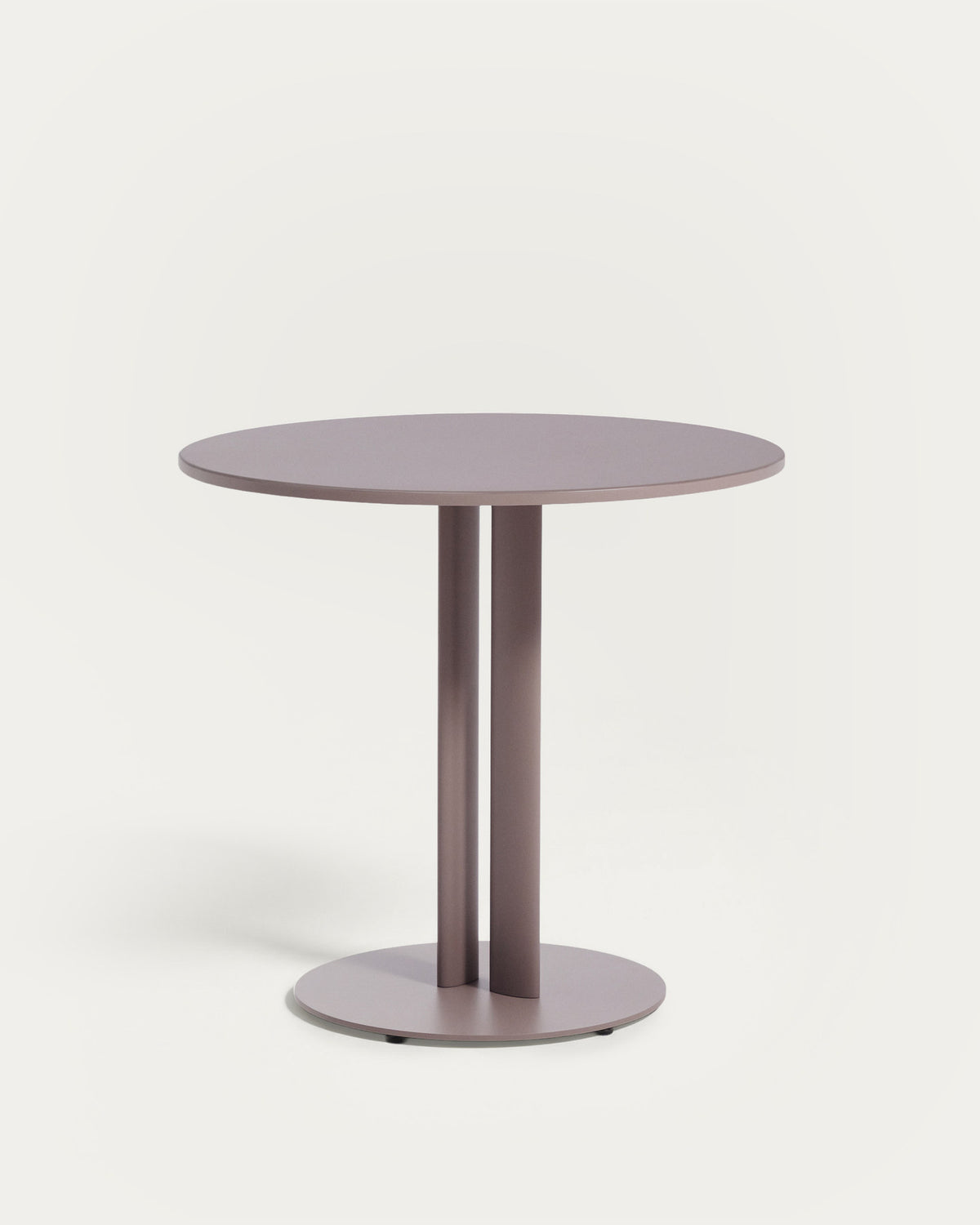 Runder Outdoor-Tisch Sedalis aus Stahl mit taupefarbener Tischplatte aus Aluminium Ø80 cm in Taupe präsentiert im Onlineshop von KAQTU Design AG. Gartentisch ist von Kave Home