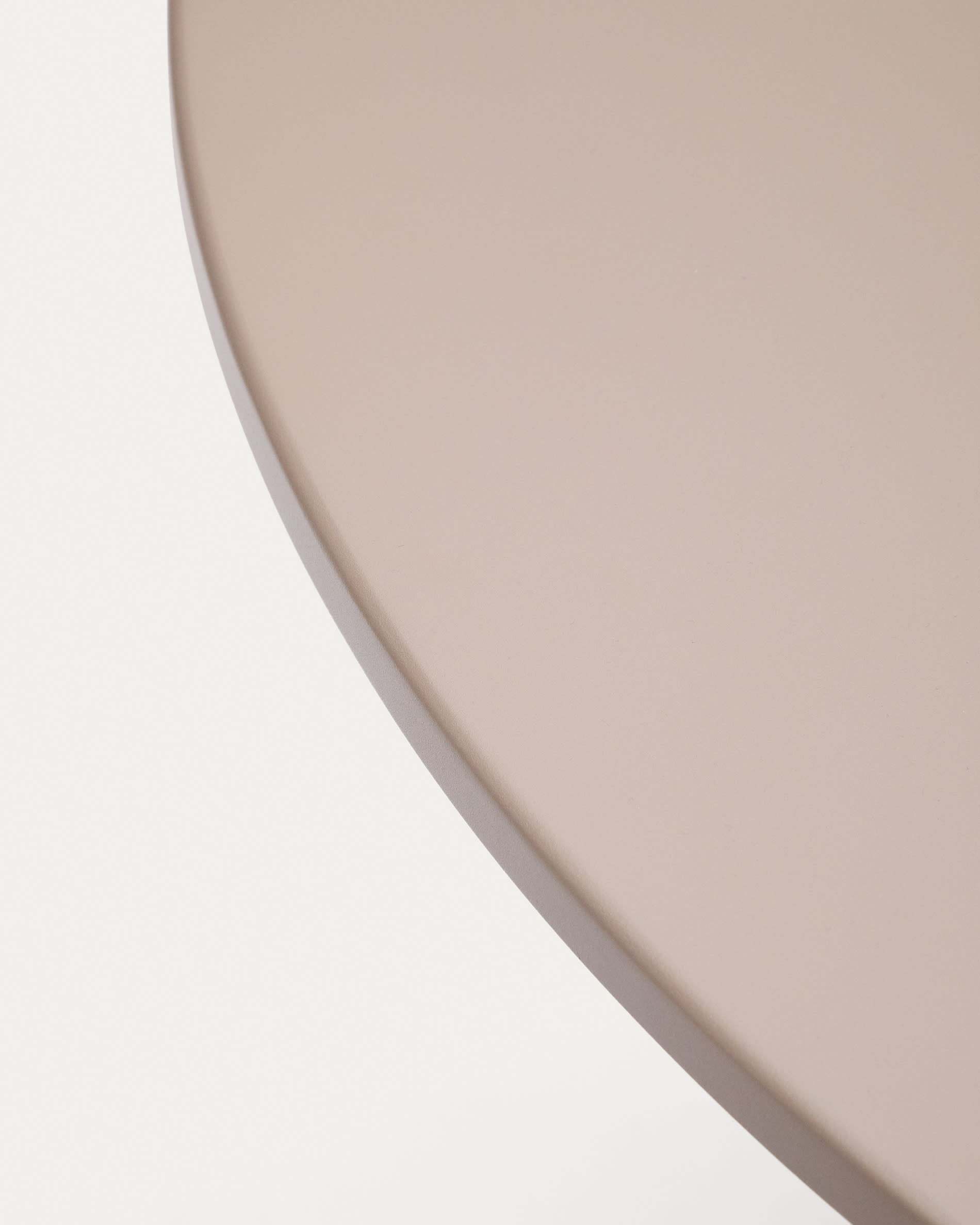 Entdecken Sie den runden Outdoor-Tisch Sedalis: stilvoll, wetterfest und ideal für kleine Terrassen. Elegante taupefarbene Tischplatte aus Aluminium.