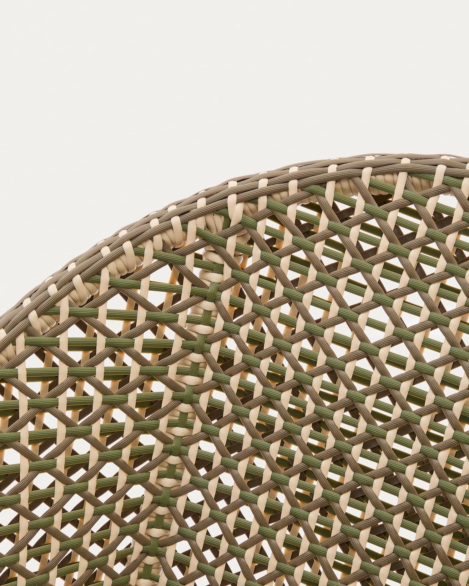 Sessel Olbia: Hochwertiger Sessel aus FSC-zertifiziertem Teakholz und synthetischem Rattan, perfekt für nachhaltige und stilvolle Außenbereiche.