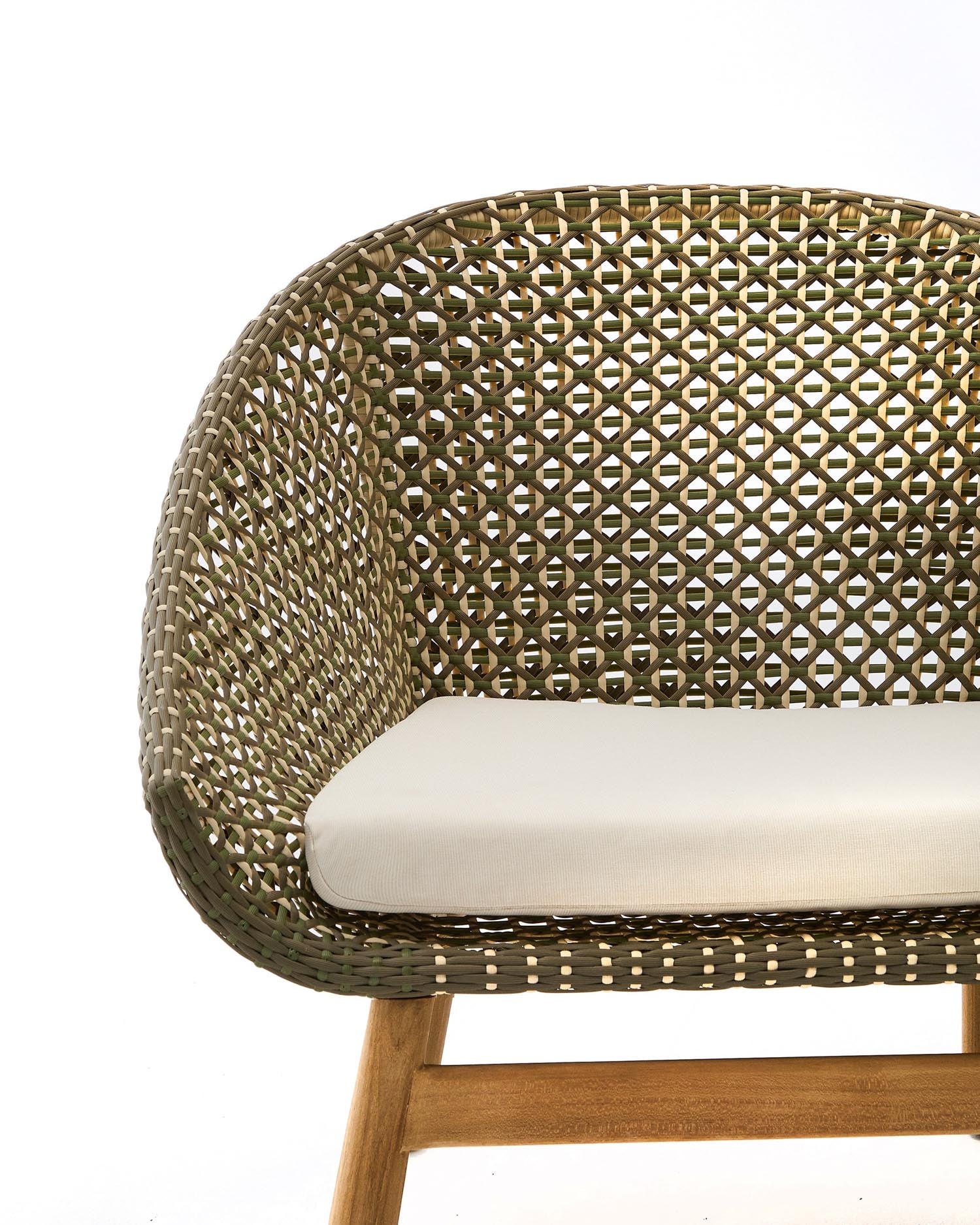 Nachhaltiger Sessel Olbia aus robustem Teakholz und synthetischem Rattan, perfekt für stilvolle Outdoor-Oasen.