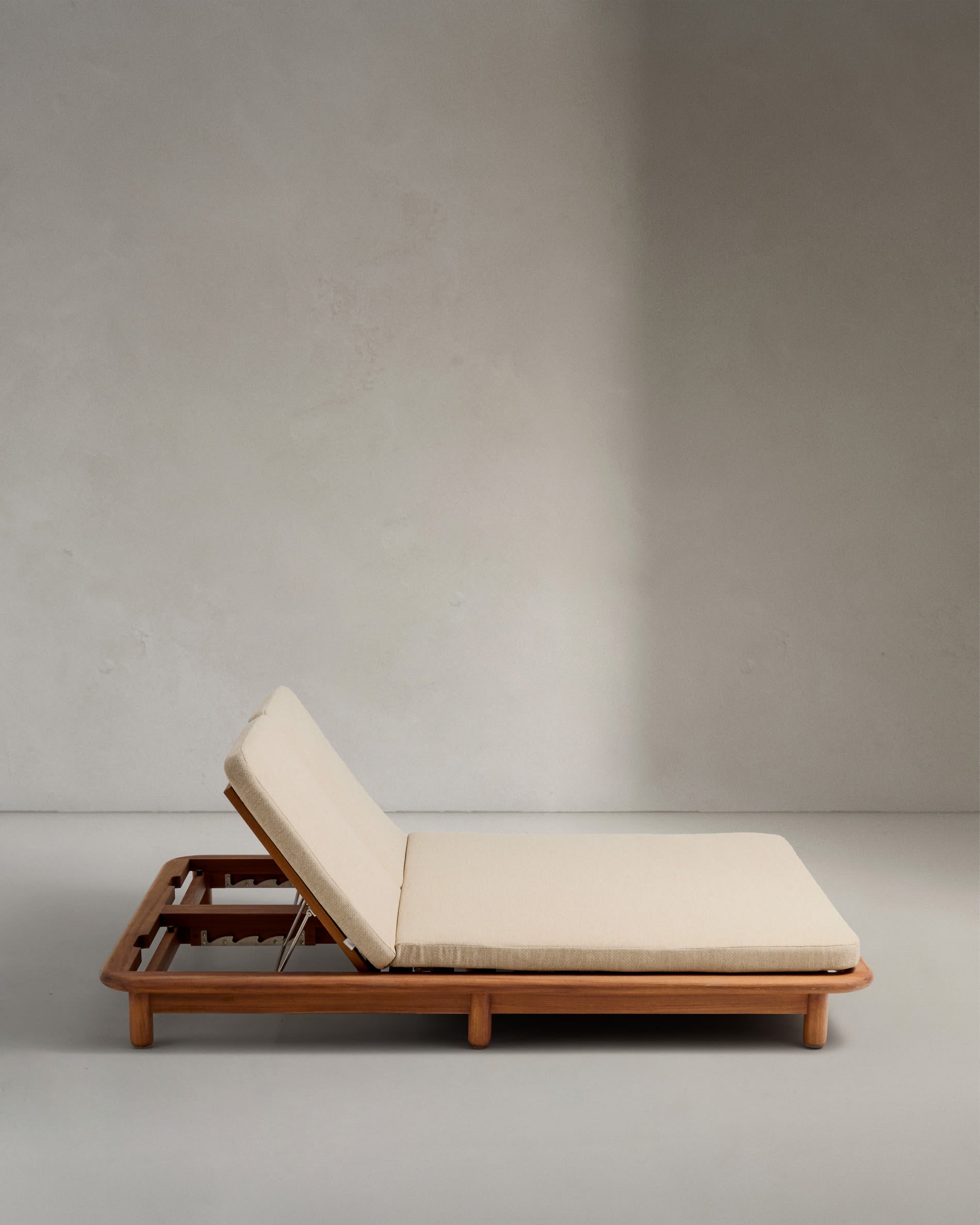 Luxuriöse 2er-Sonnenliege aus nachhaltigem Teakholz, perfekt für Garten oder Terrasse, FSC-zertifiziert und stilvoll designt.