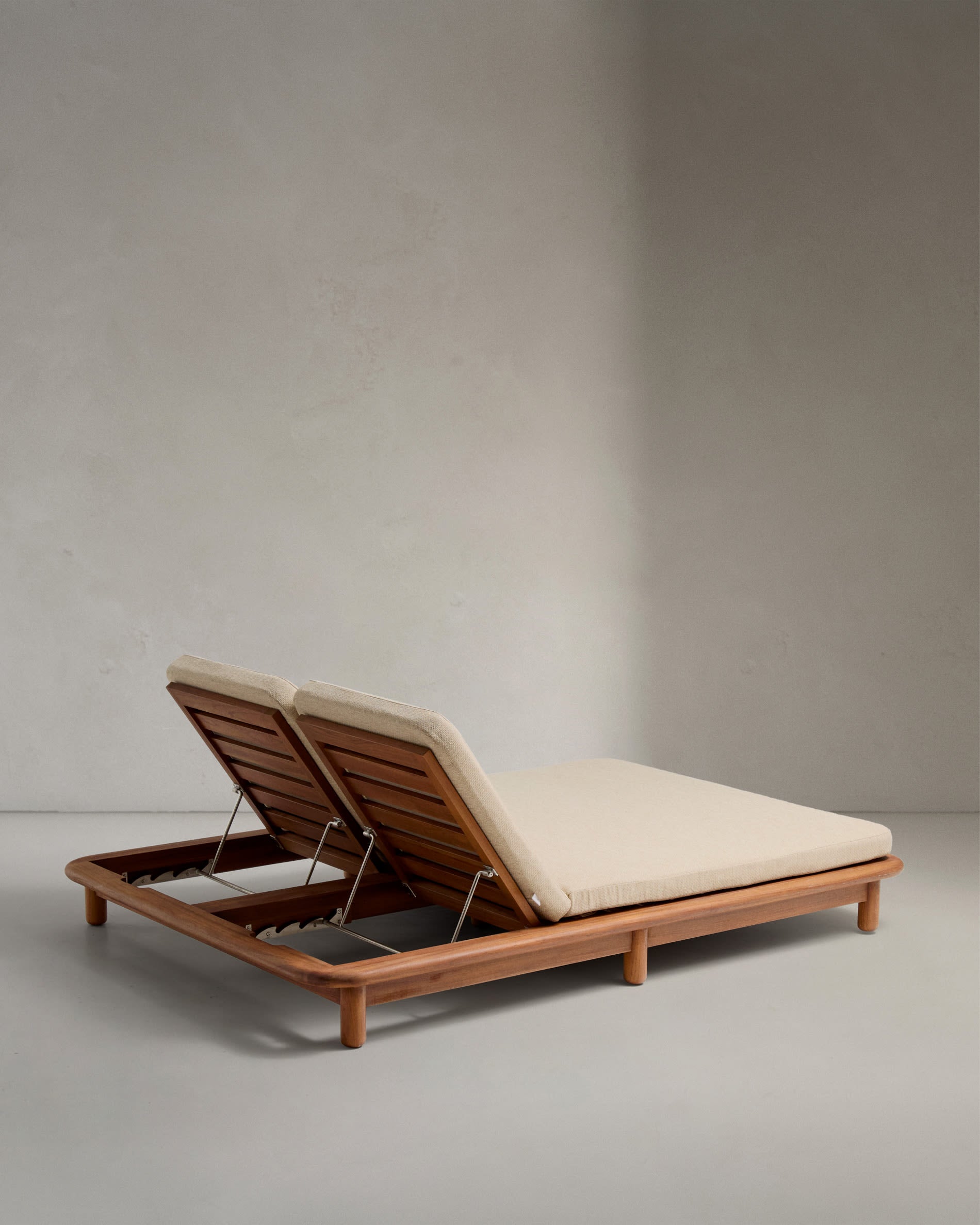 Elegante 2er-Sonnenliege aus FSC-zertifiziertem Teakholz, ideal für Garten oder Terrasse, nachhaltig und hochwertig gefertigt.