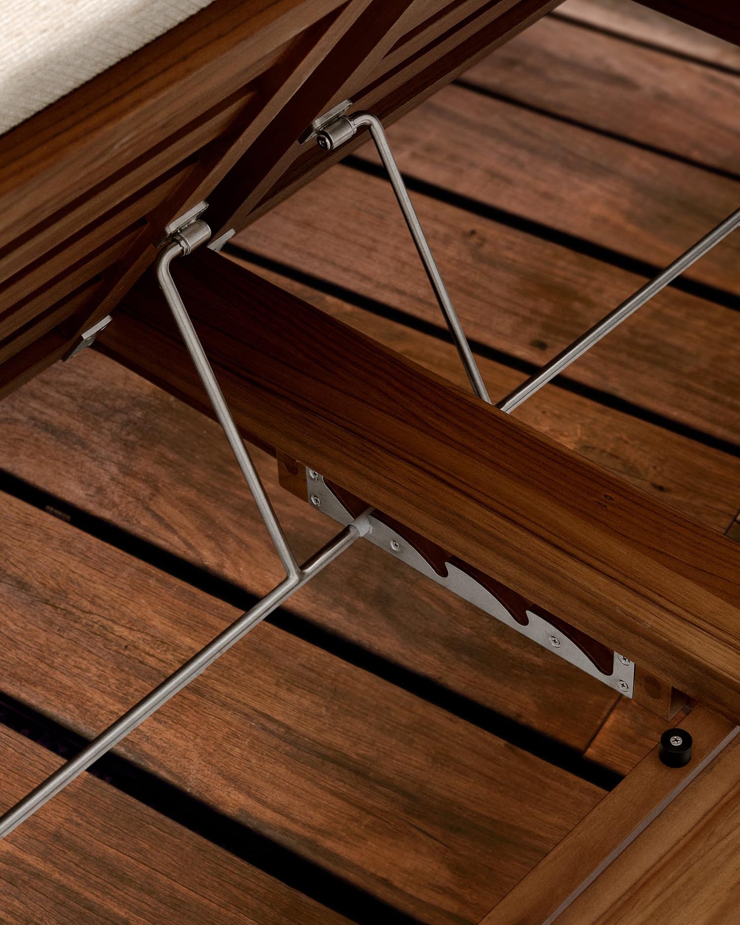 Elegante 2er-Sonnenliege aus FSC-zertifiziertem Teakholz, ideal für stilvolle Entspannung im Garten oder auf der Terrasse.