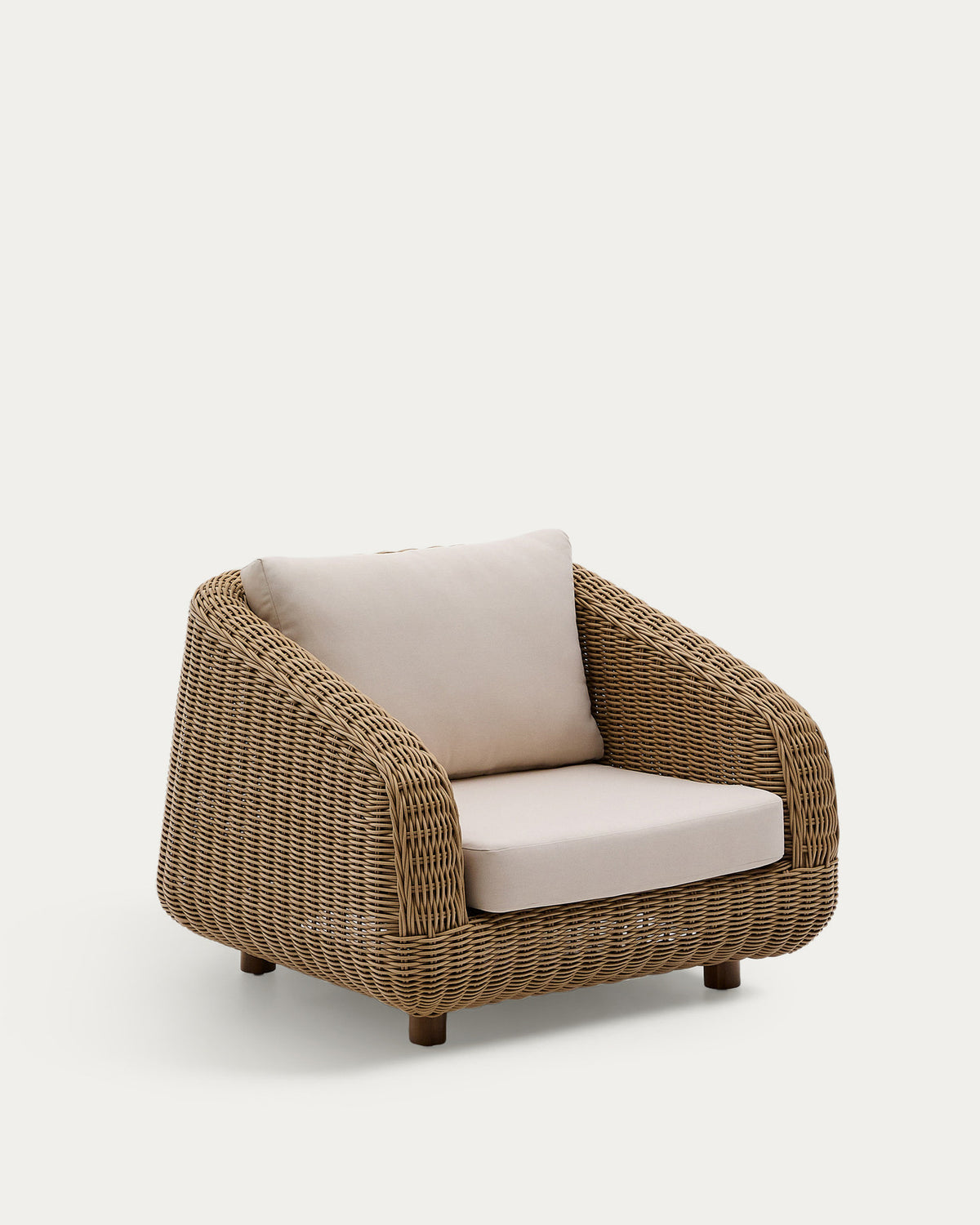 Sessel Meria aus synthetischem Rattan und Beine aus massivem Akazienholz FSC 100% in Hellbraun, Beige, Ecru präsentiert im Onlineshop von KAQTU Design AG. Outdoor-Sessel mit Armlehnen ist von Kave Home