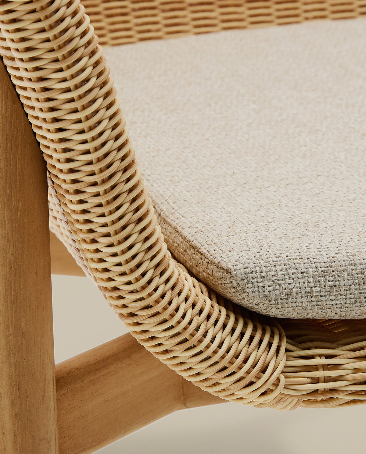 Stuhl Galea aus massivem Teakholz und synthetischem Rattan FSC 100% in Beige, Braun präsentiert im Onlineshop von KAQTU Design AG. Gartenstuhl mit Armlehnen ist von Kave Home