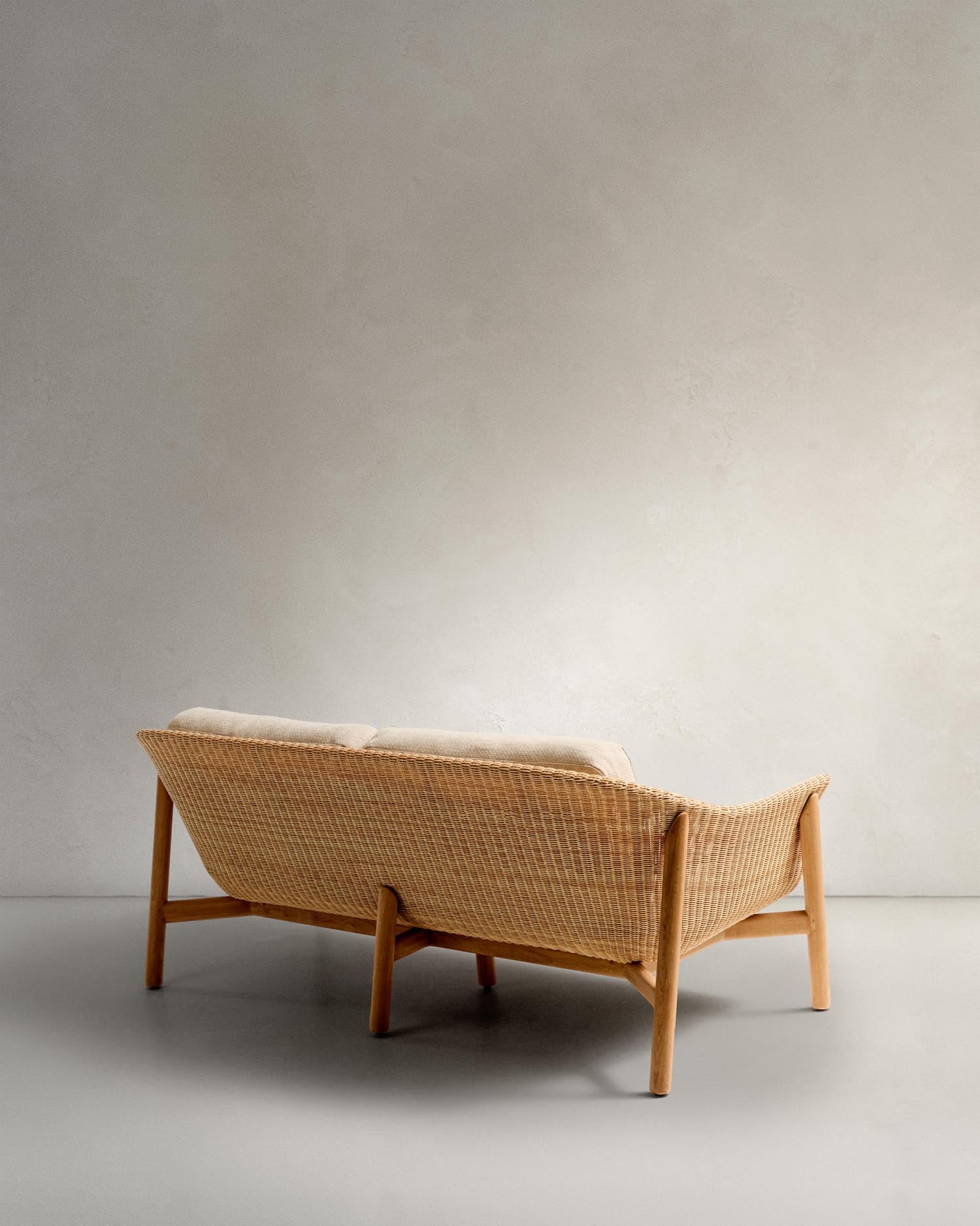 2-Sitzer-Sofa Galea aus FSC-zertifiziertem Teakholz und Rattan, 166,5 cm, stilvoll und nachhaltig für moderne Wohnräume.