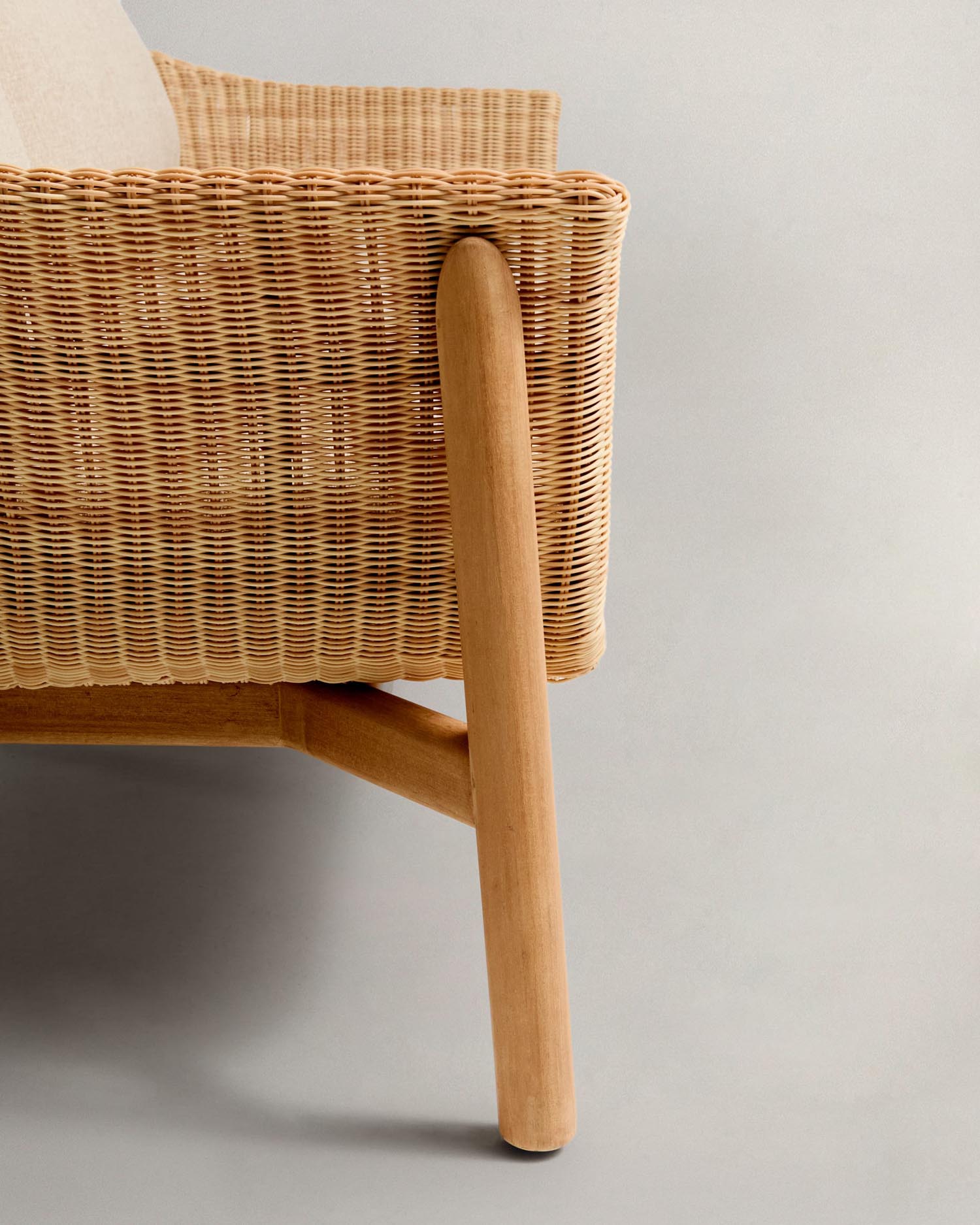 Modernes 2-Sitzer-Sofa Galea aus massivem Teakholz und pflegeleichtem Rattan, 170,5 cm, perfekt für stilvolle und langlebige Einrichtung.