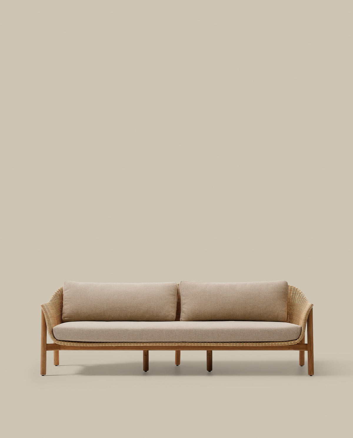 3-Sitzer-Sofa Galea aus massivem Teakholz und synthetischem Rattan 223 cm FSC 100% FSC in Beige, Braun präsentiert im Onlineshop von KAQTU Design AG. Lounge Sofa ist von Kave Home