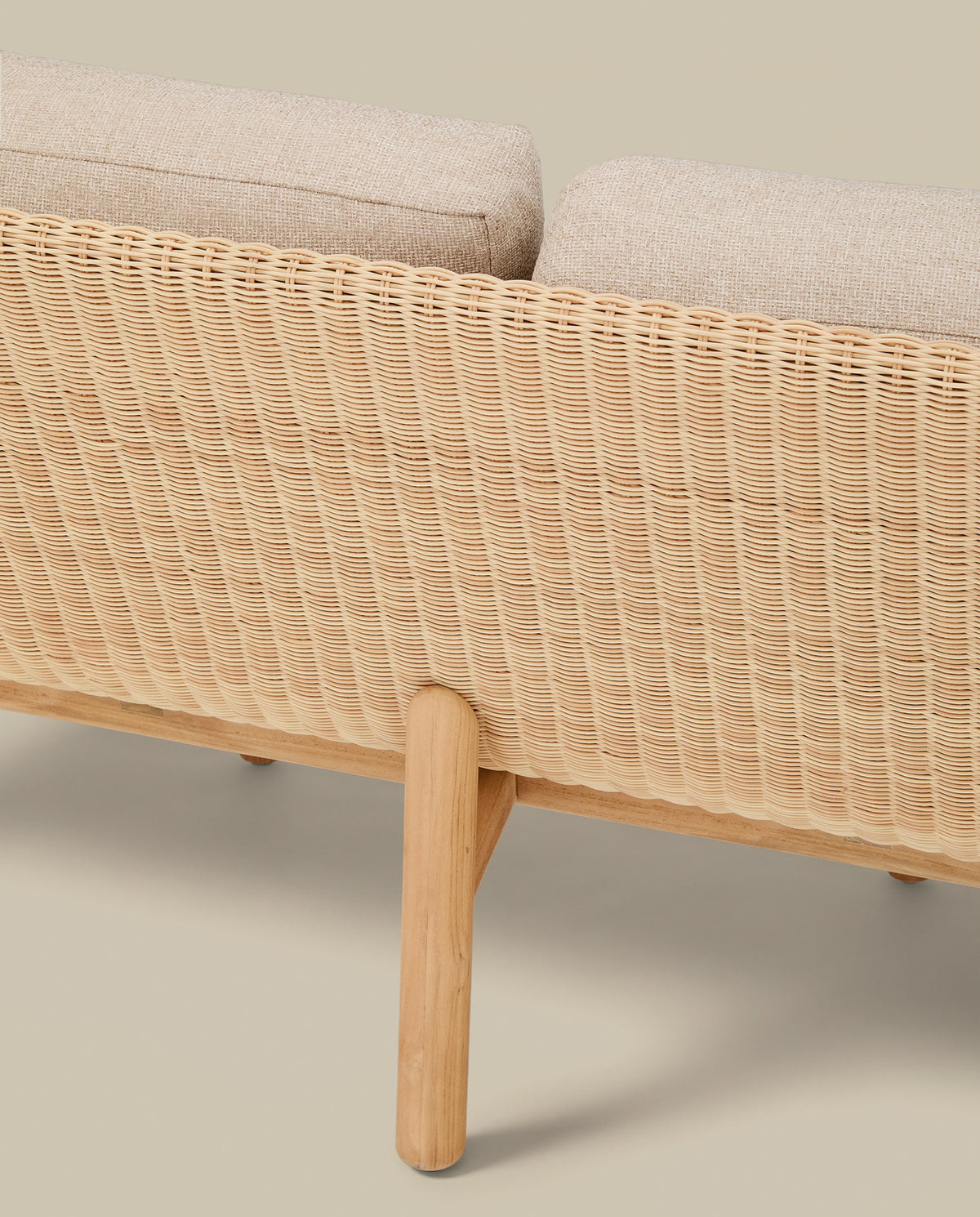 3-Sitzer-Sofa Galea aus massivem Teakholz und synthetischem Rattan 223 cm FSC 100% FSC in Beige, Braun präsentiert im Onlineshop von KAQTU Design AG. Lounge Sofa ist von Kave Home