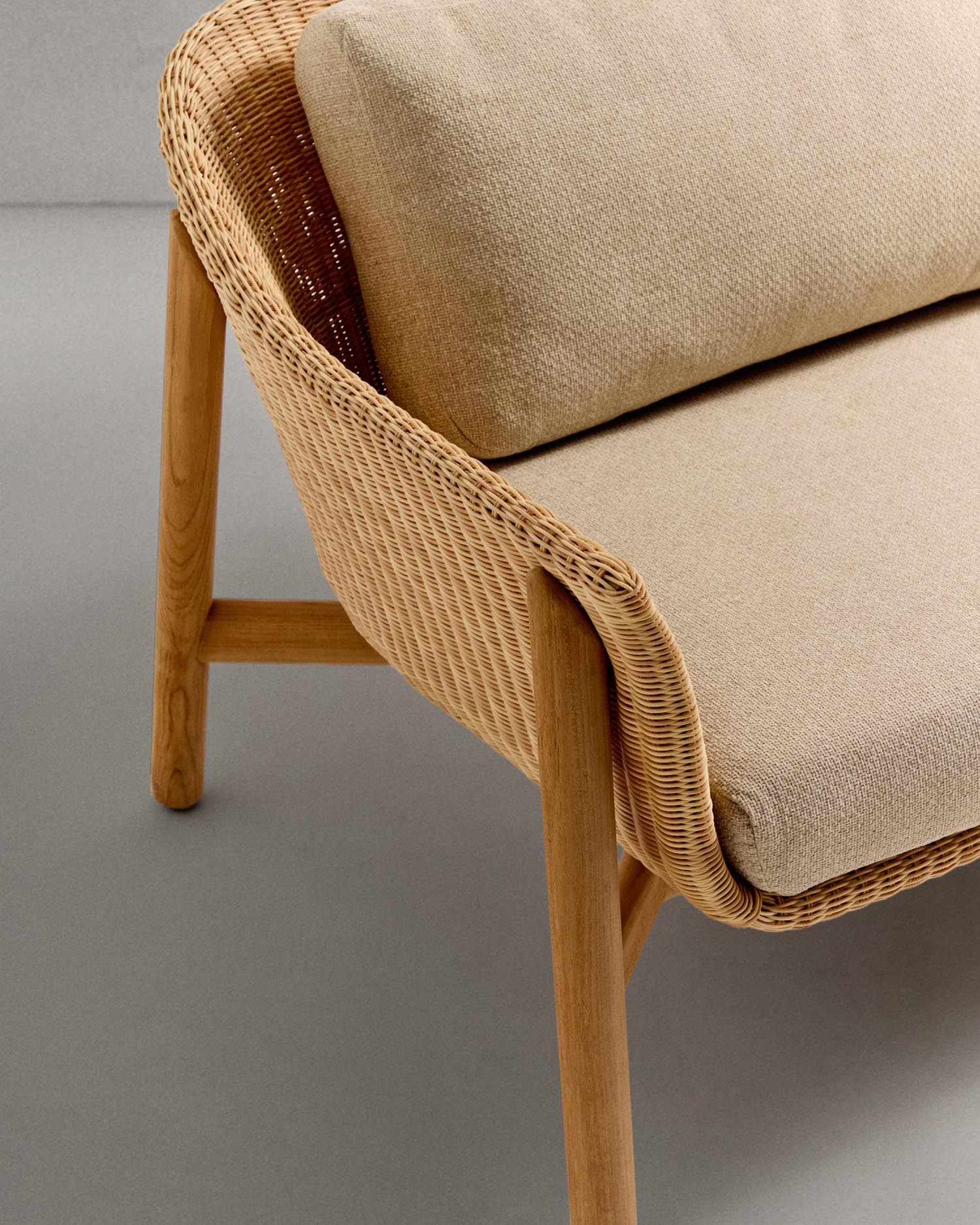 Entdecken Sie das 3-Sitzer-Sofa Galea: Eleganz aus massivem Teakholz und pflegeleichtem Rattan, ideal für drinnen und draußen.