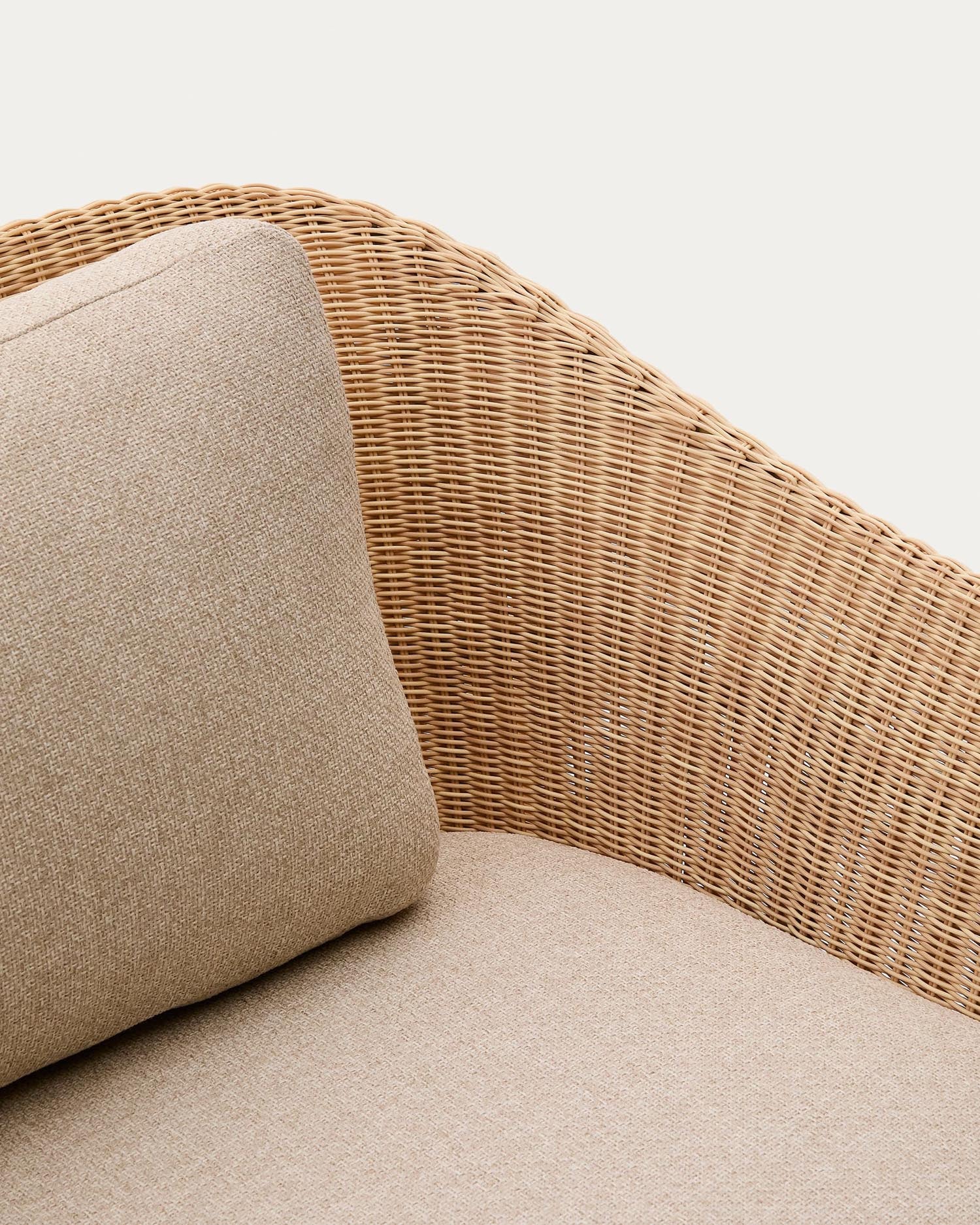 Entdecken Sie das 3-Sitzer-Sofa Galea: Elegantes Design aus massivem Teakholz und pflegeleichtem Rattan für drinnen und draußen.