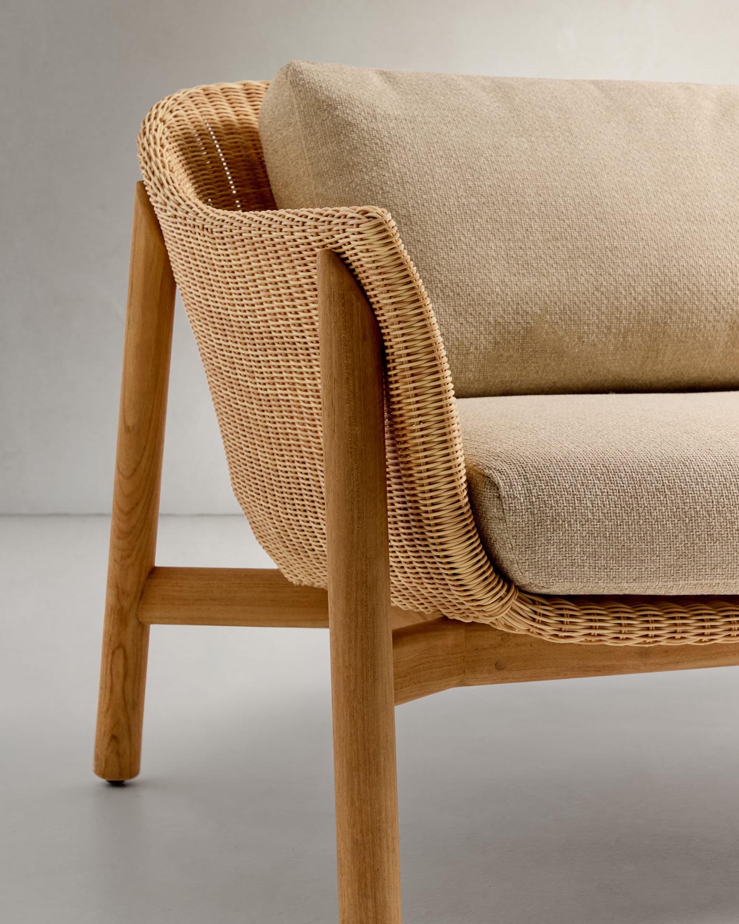 Erleben Sie das 3-Sitzer-Sofa Galea: Hochwertiges Teakholz und synthetisches Rattan vereinen Stil und Langlebigkeit für Ihr Zuhause.