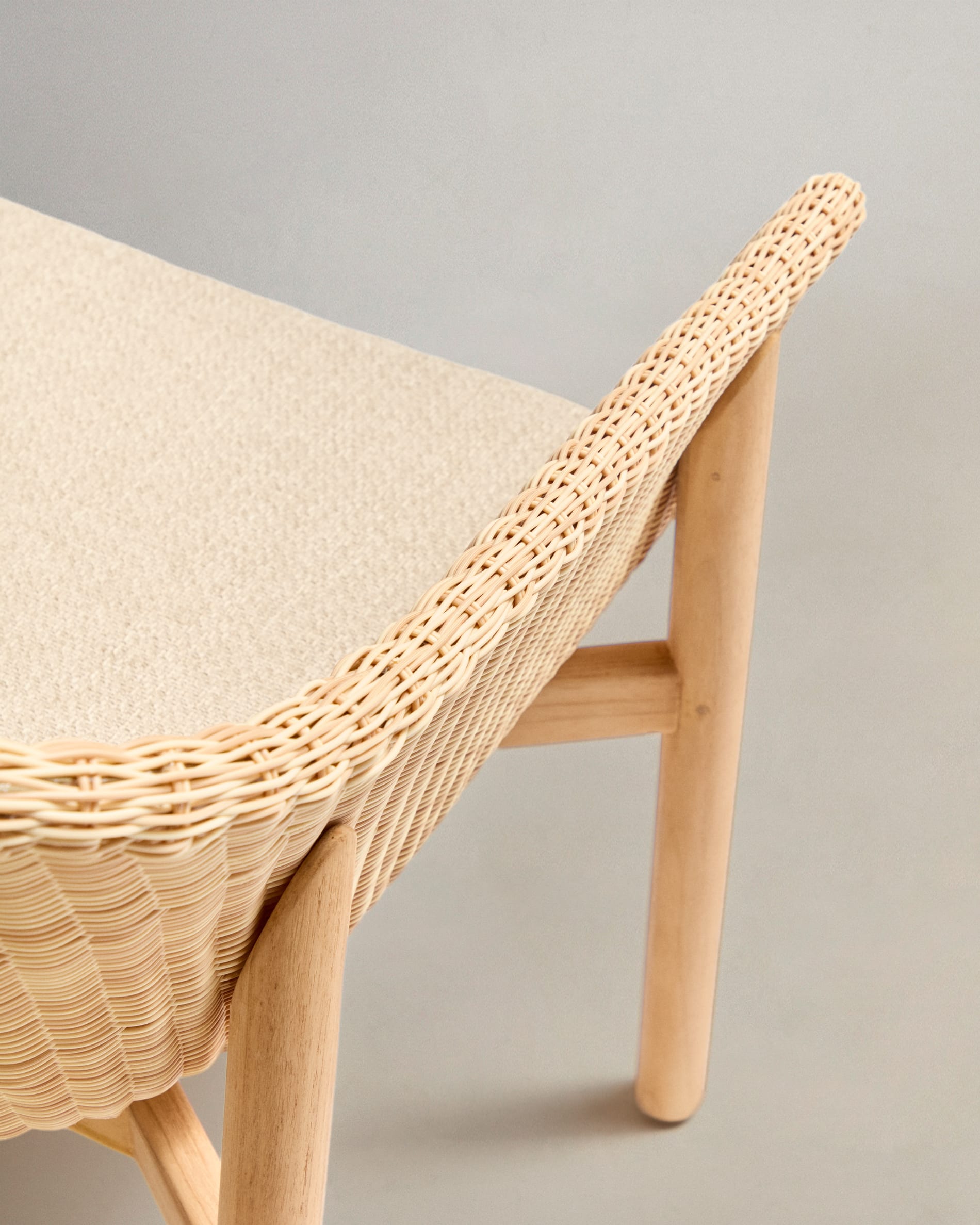 Erleben Sie das 3-Sitzer-Sofa Galea: Hochwertiges Teakholz und synthetisches Rattan vereinen Stil und Langlebigkeit für Ihr Zuhause.