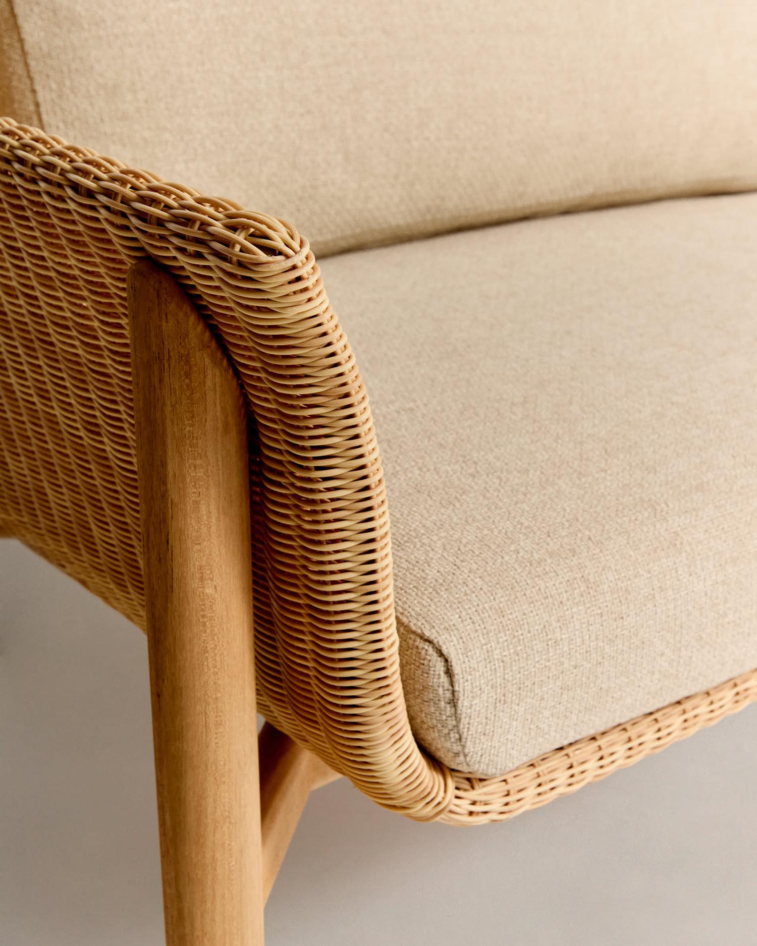 Erleben Sie das 3-Sitzer-Sofa Galea: Hochwertiges Teakholz und synthetisches Rattan vereinen Stil und Langlebigkeit für Ihr Zuhause.