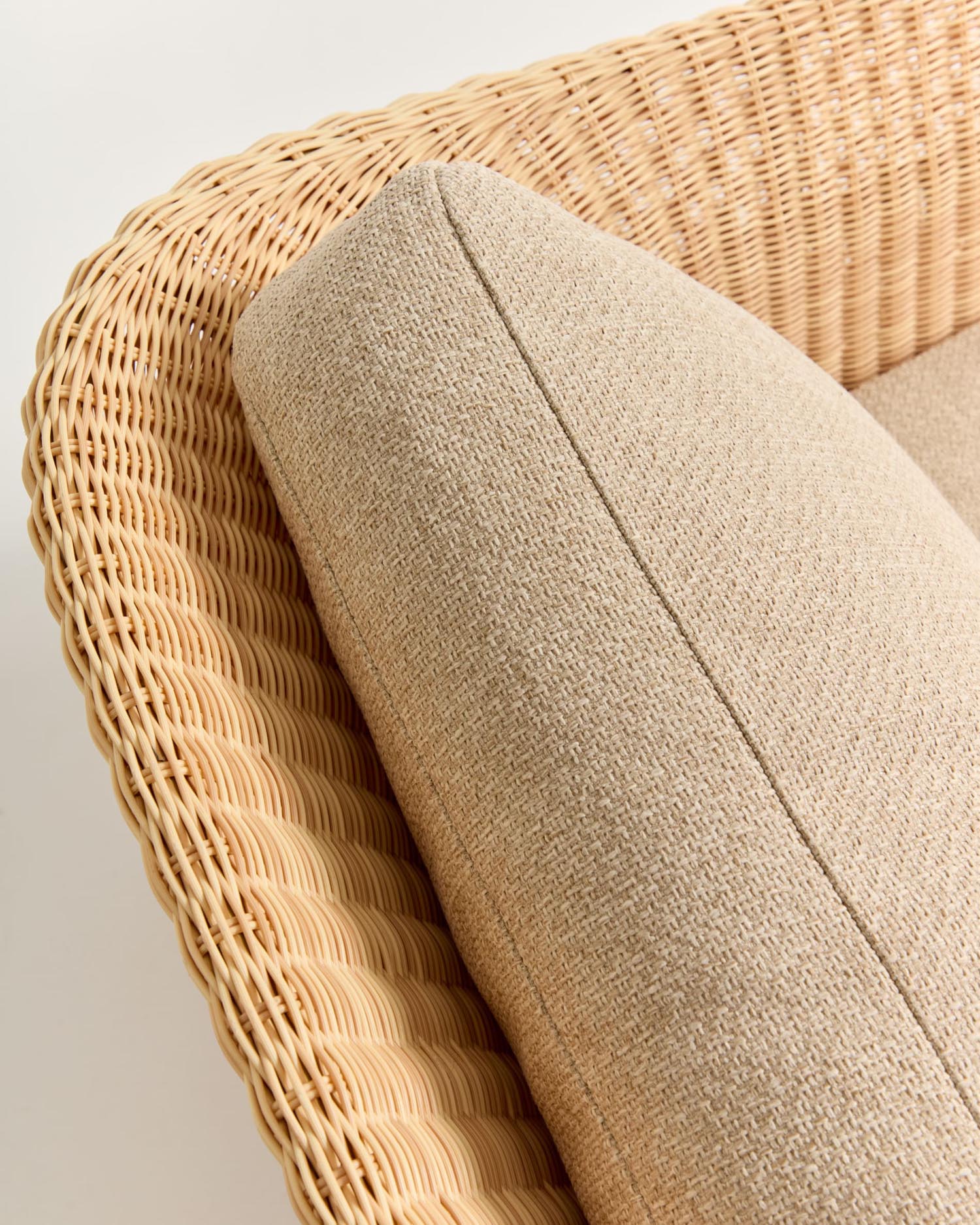 Entdecken Sie das 3-Sitzer-Sofa Galea: Elegantes Design aus massivem Teakholz und pflegeleichtem Rattan für drinnen und draußen.