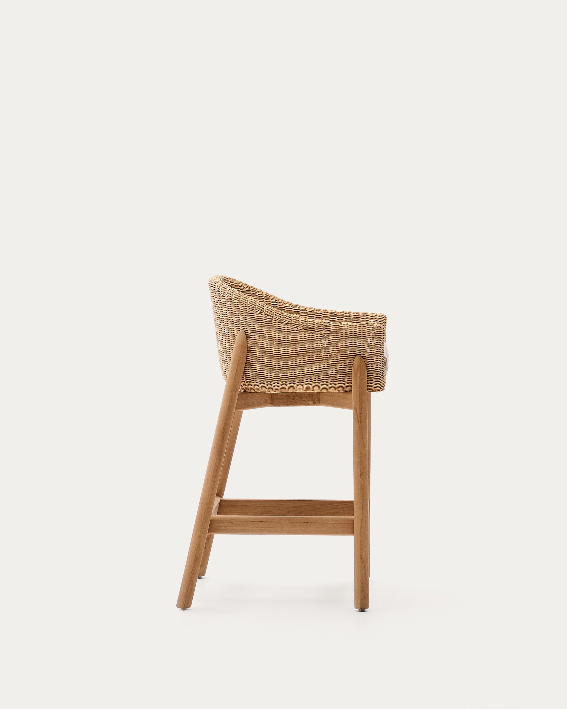 Hocker Galea aus FSC-zertifiziertem Teakholz und synthetischem Rattan, 65 cm hoch, stilvoll, nachhaltig und ideal für modernes Wohnen.