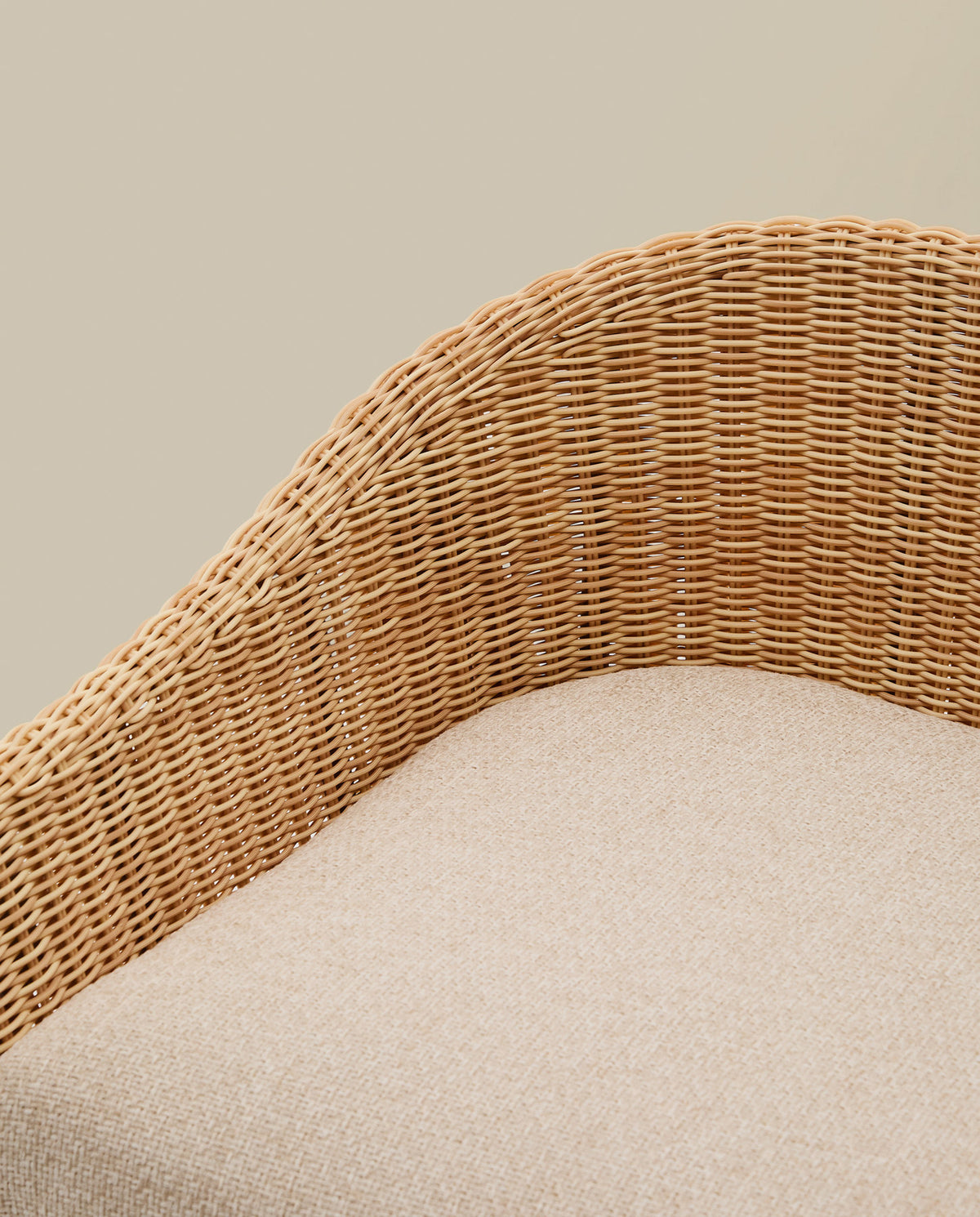 Hocker Galea aus massivem Teakholz und synthetischem Rattan 65 cm FSC 100% in Beige, Braun präsentiert im Onlineshop von KAQTU Design AG. Outdoor-Barstuhl mit Armlehne ist von Kave Home