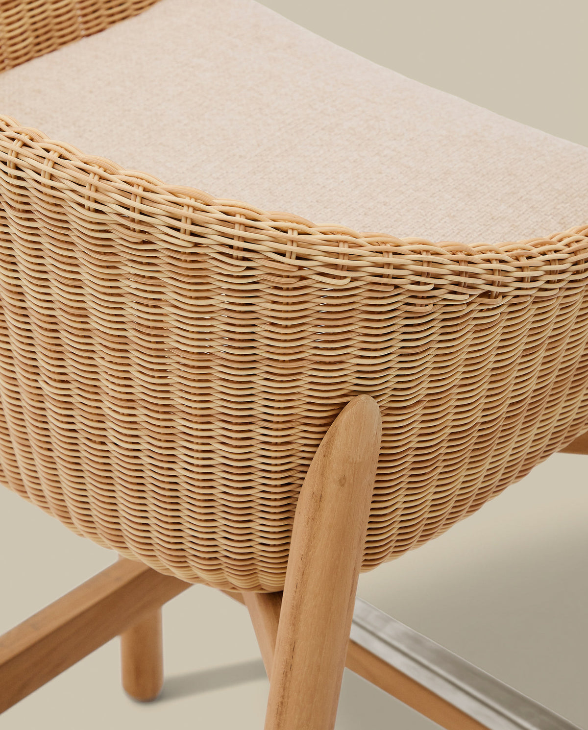 Hocker Galea aus massivem Teakholz und synthetischem Rattan 65 cm FSC 100% in Beige, Braun präsentiert im Onlineshop von KAQTU Design AG. Outdoor-Barstuhl mit Armlehne ist von Kave Home