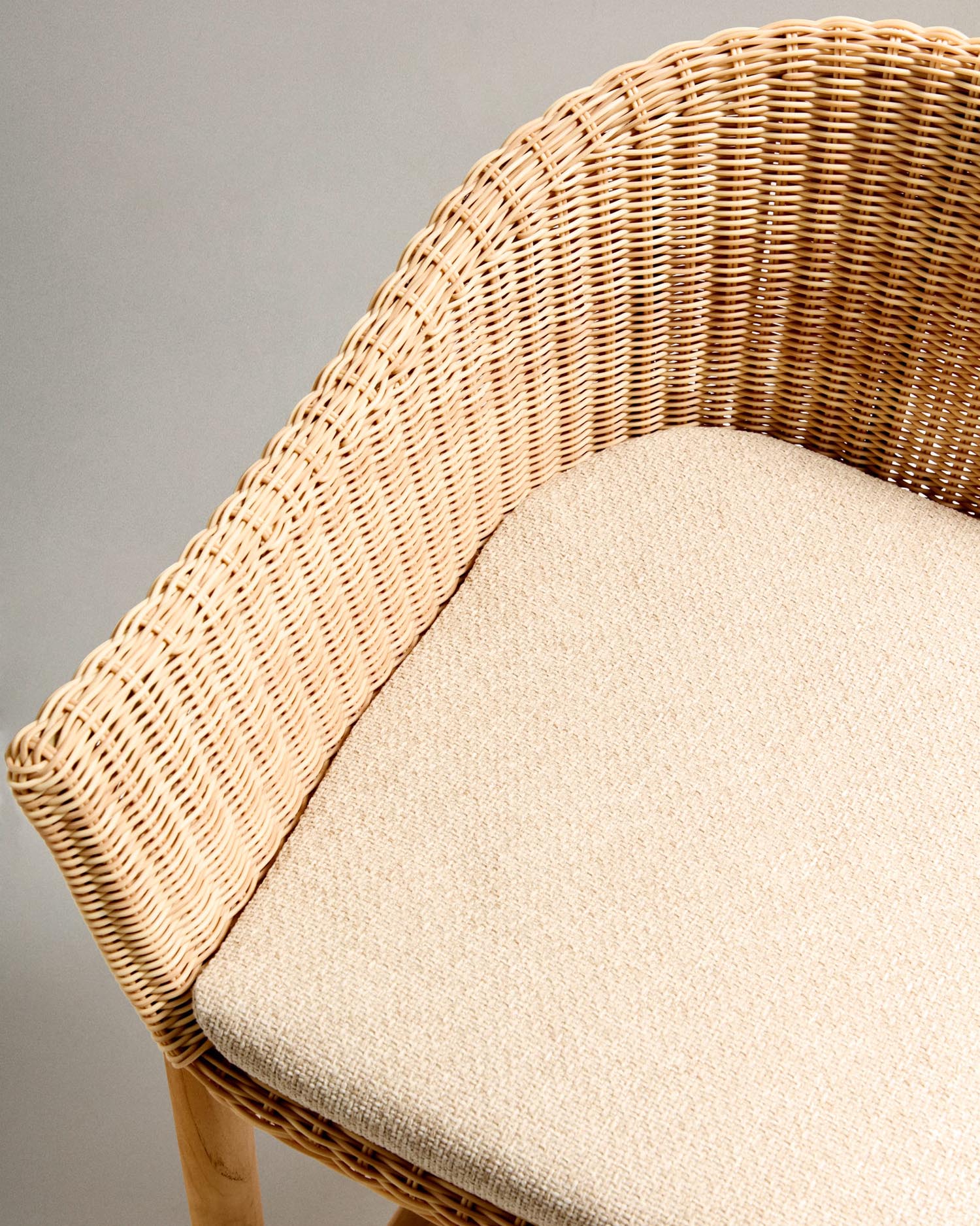 Hocker Galea aus robustem Teakholz und pflegeleichtem Rattan, 65 cm hoch. Perfekt für elegante Outdoor-Bereiche und gesellige Anlässe.