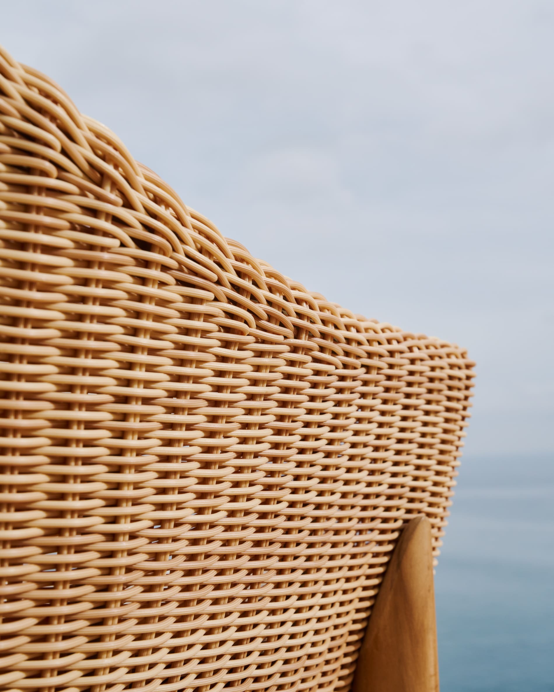 Hocker Galea aus nachhaltigem Teakholz und synthetischem Rattan, 65 cm hoch, stilvoll und umweltfreundlich von Kave Home.