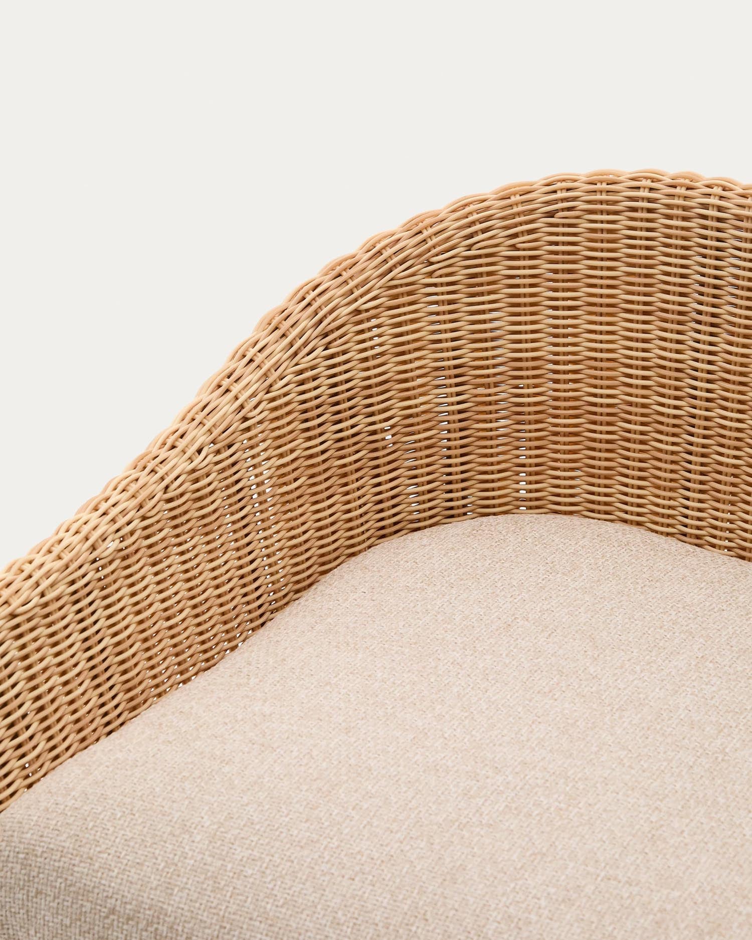 Hocker Galea: Eleganter 75 cm hoher Hocker aus robustem Teakholz und pflegeleichtem Rattan. Perfekt für stilvolle Outdoor-Oasen.