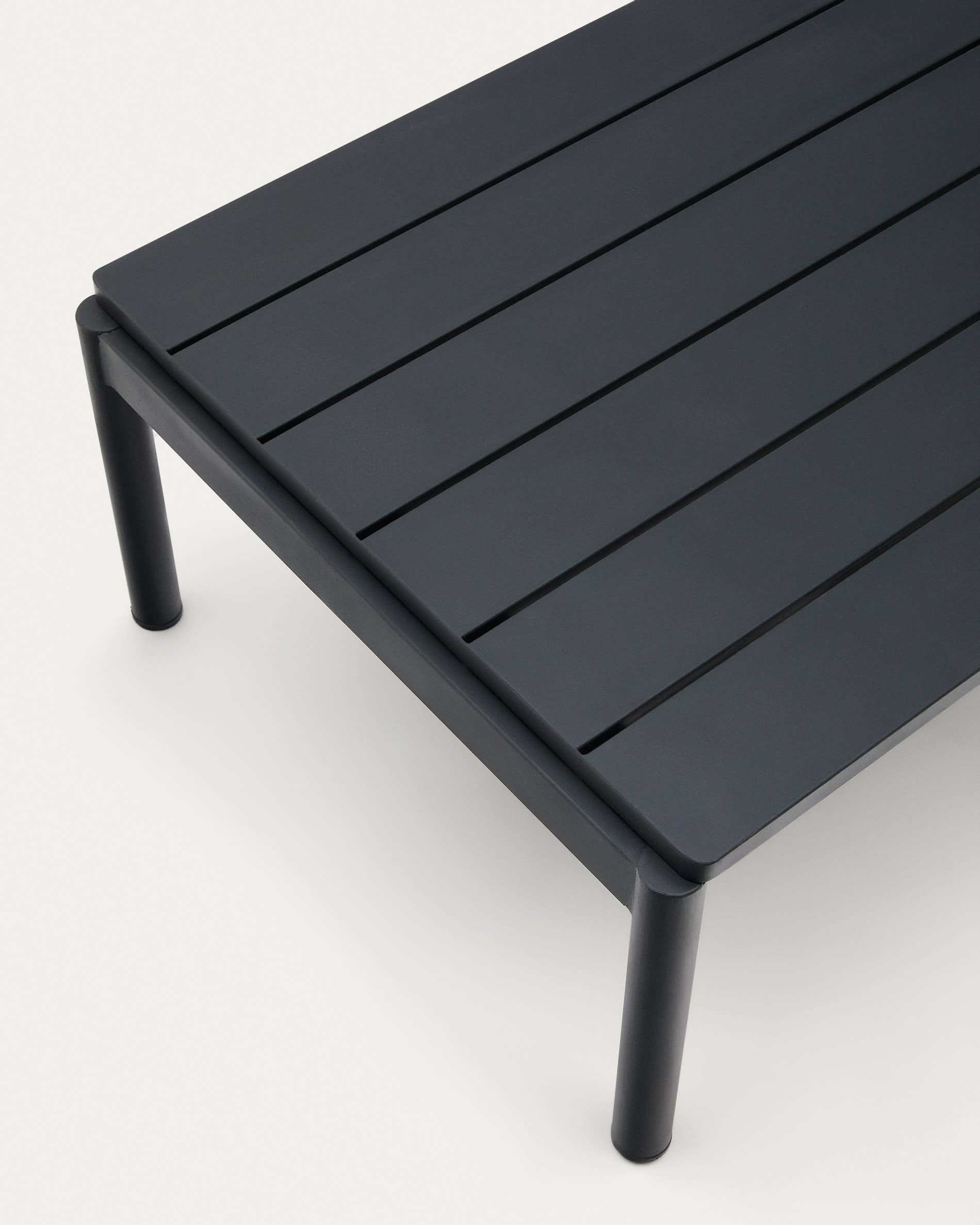 Moderner Couchtisch Sorells aus grauem Aluminium, 63 x 144,6 cm. Wetterfest, vielseitig und perfekt für gesellige Abende im Freien.