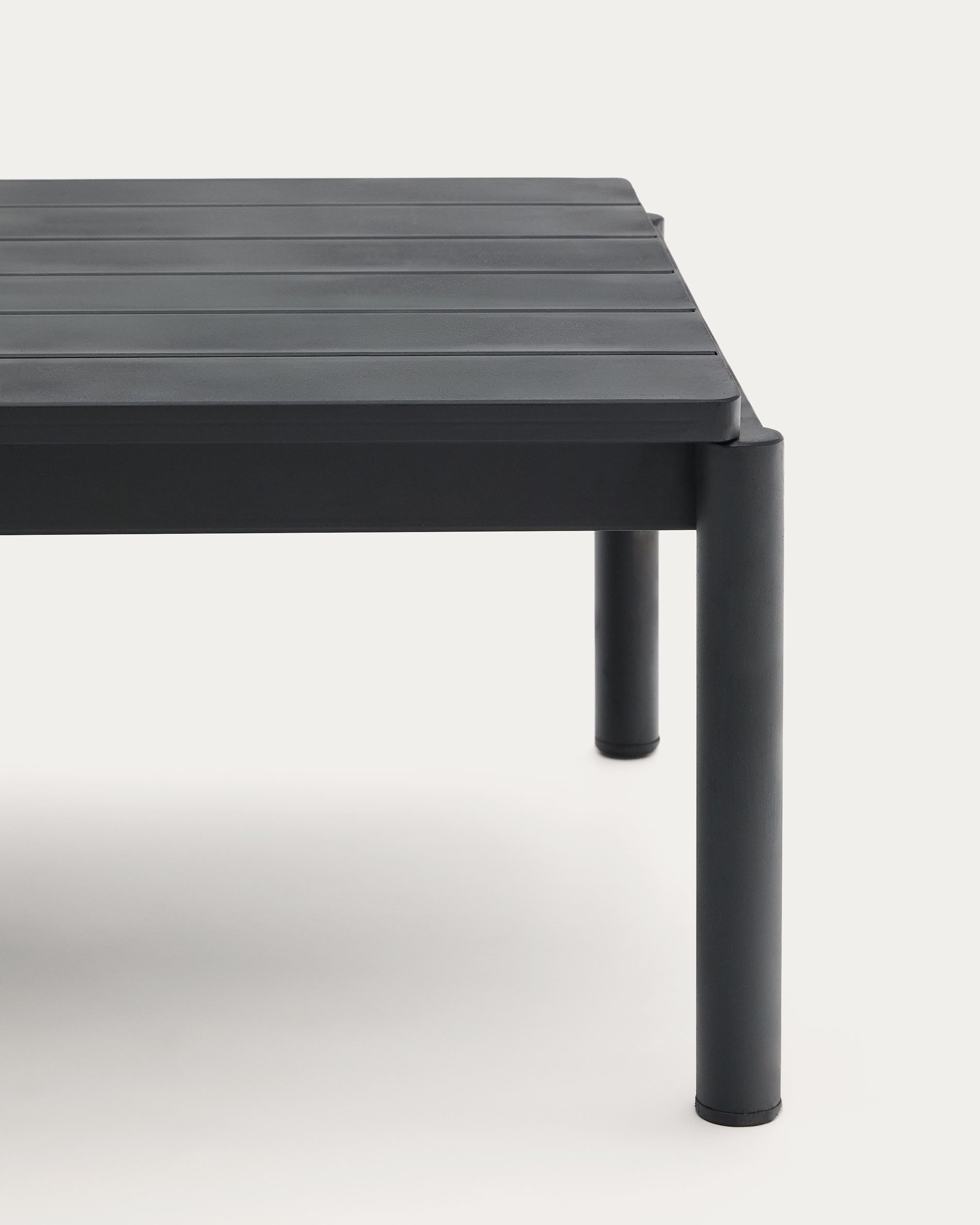 Eleganter Couchtisch Sorells aus robustem grauem Aluminium (63 x 144,6 cm) – ideal für stilvolle Outdoor-Lounges und entspannte Abende.