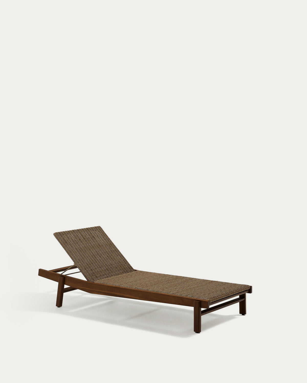 Sonnenliege Itani aus massivem Teakholz und synthetischem Rattan FSC 100% in Braun, Natur, Beige präsentiert im Onlineshop von KAQTU Design AG. Liegestuhl ist von Kave Home